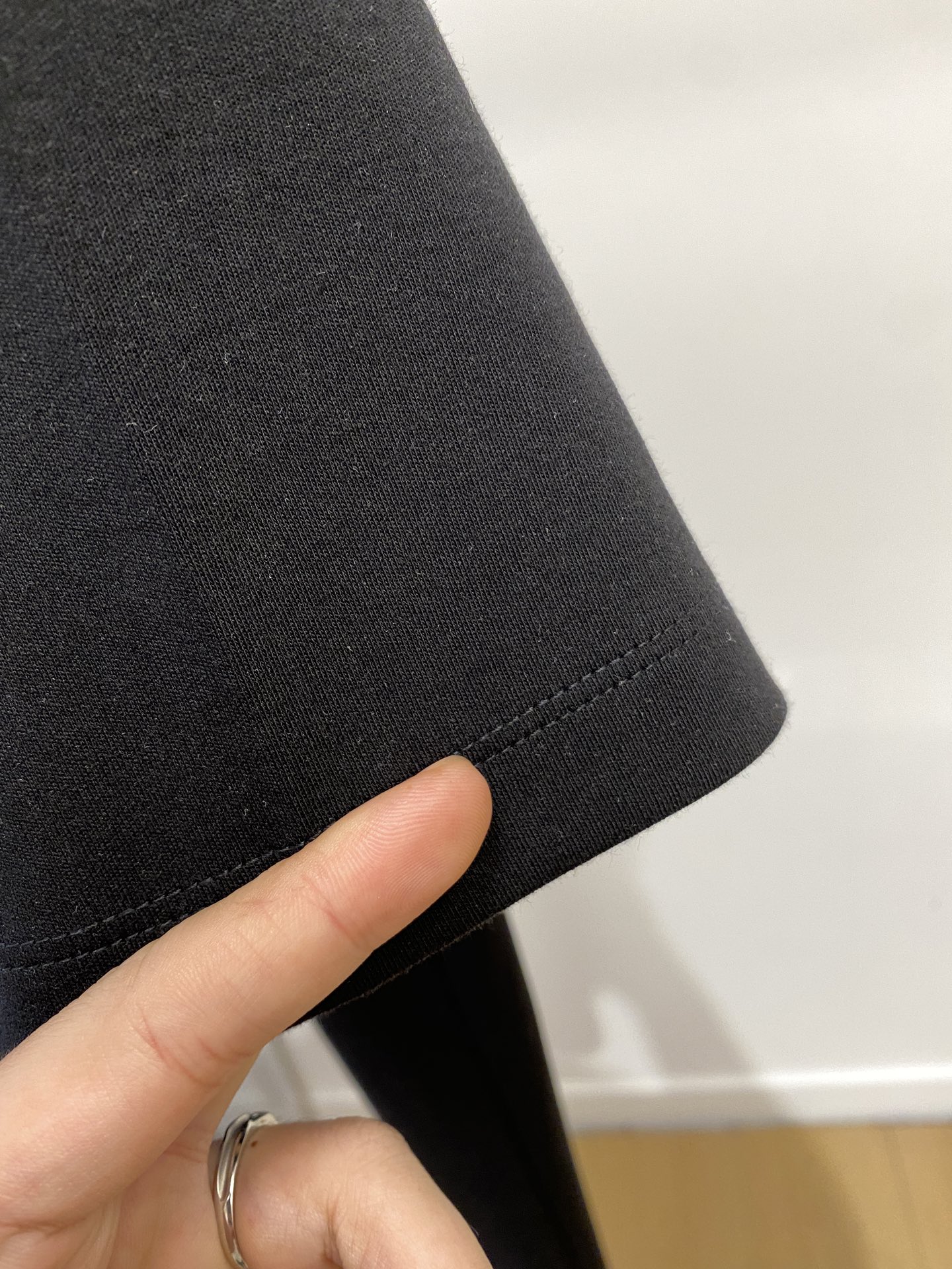 芬迪、2025最新款短袖T恤，帅气时尚，胸前顶级印花字母logo，简约百搭款。面料棉 不仅挺括，保持潮流