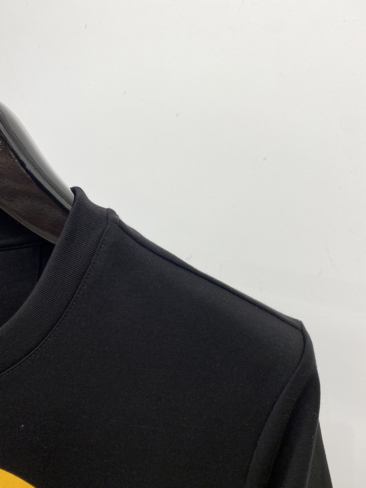 芬迪、2025最新款短袖T恤，帅气时尚，胸前顶级印花字母logo，简约百搭款。面料棉 不仅挺括，保持潮流