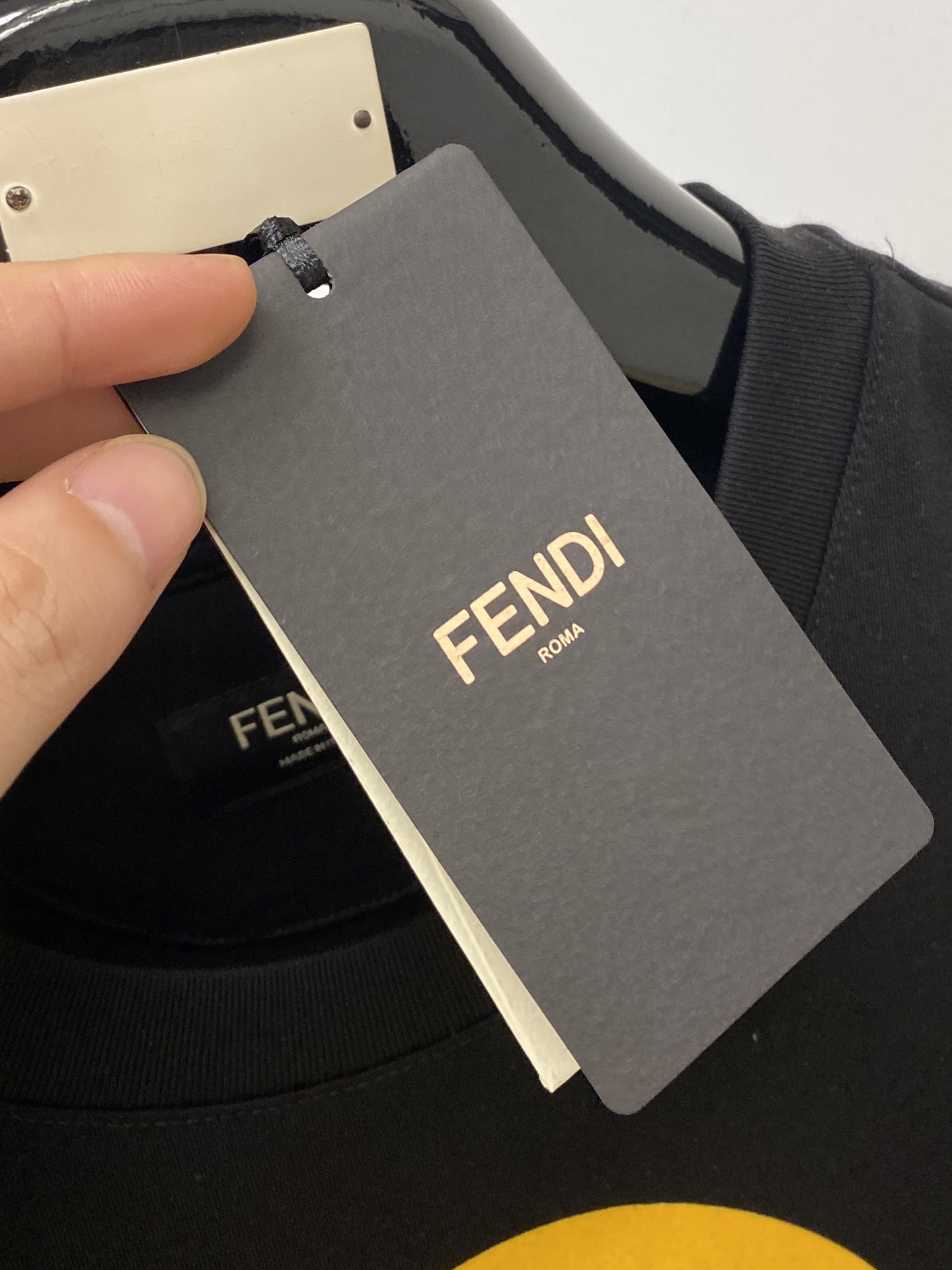 芬迪、2025最新款短袖T恤，帅气时尚，胸前顶级印花字母logo，简约百搭款。面料棉 不仅挺括，保持潮流