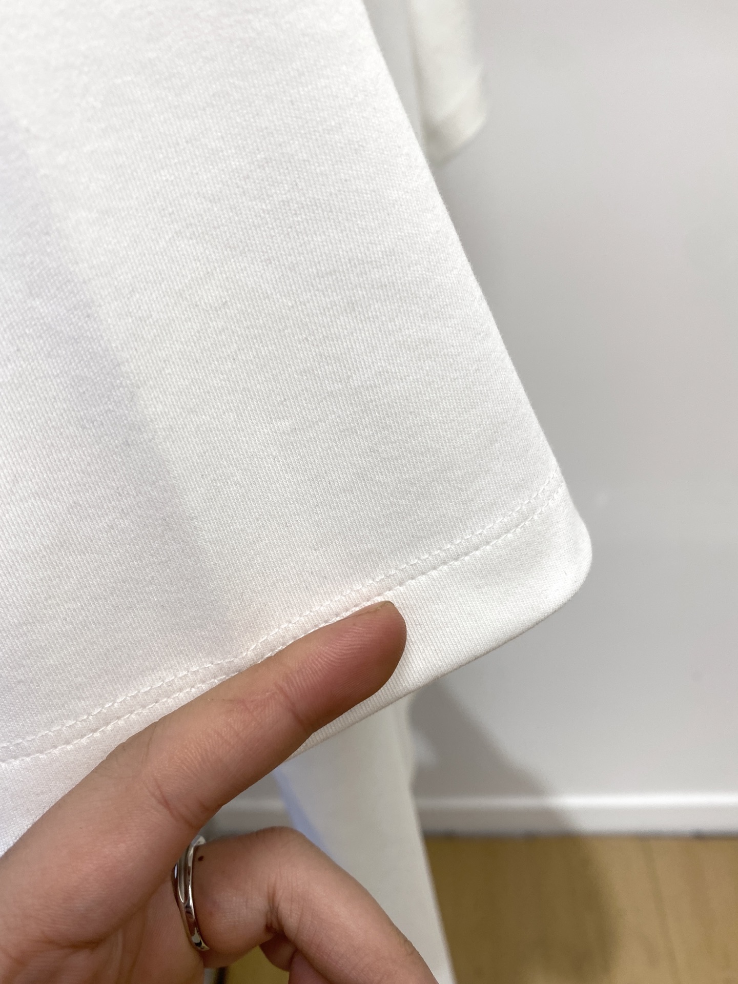 芬迪、2025最新款短袖T恤，帅气时尚，胸前顶级印花字母logo，简约百搭款。面料棉 不仅挺括，保持潮流