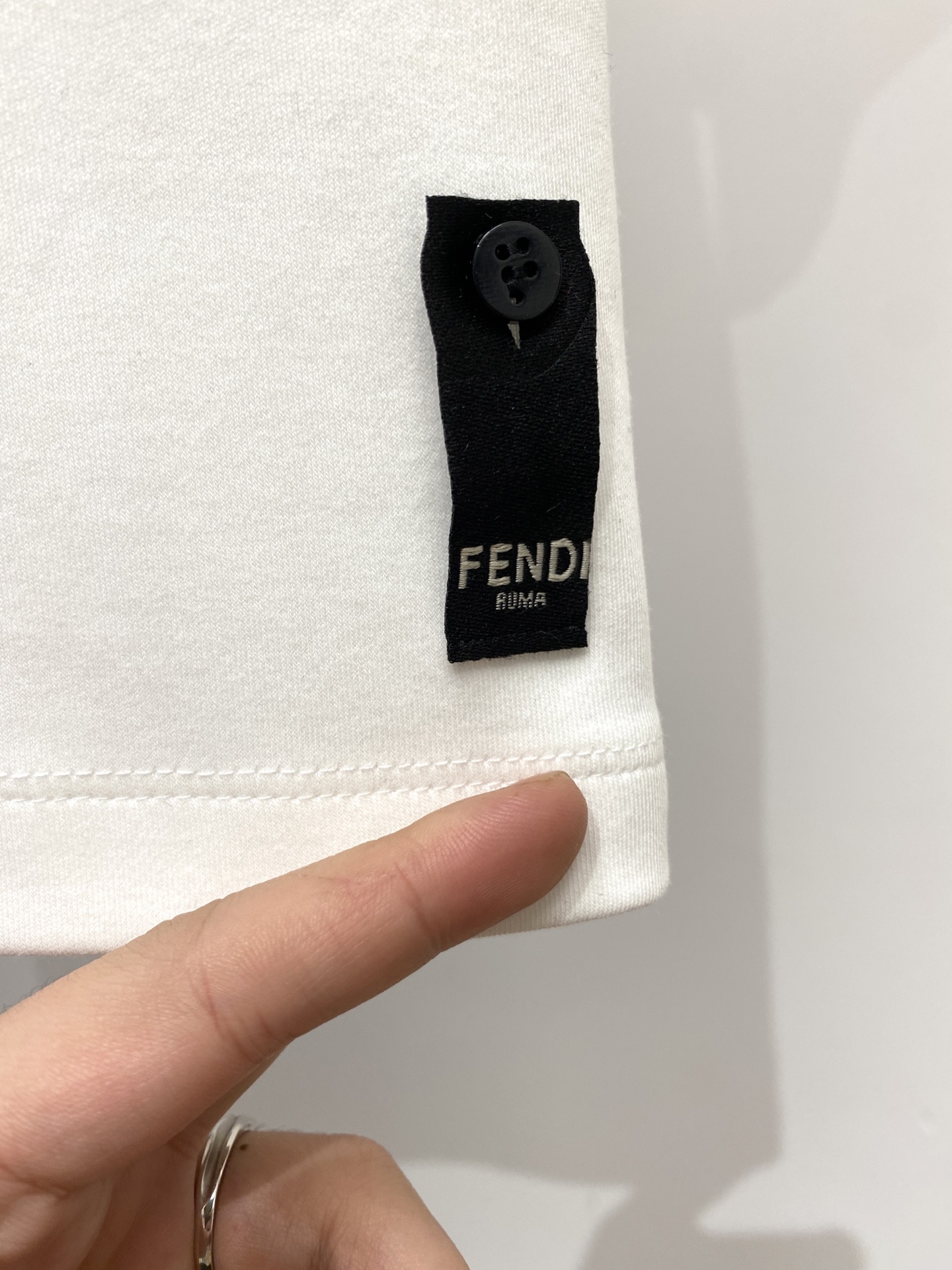 芬迪、2025最新款短袖T恤，帅气时尚，胸前顶级印花字母logo，简约百搭款。面料棉 不仅挺括，保持潮流