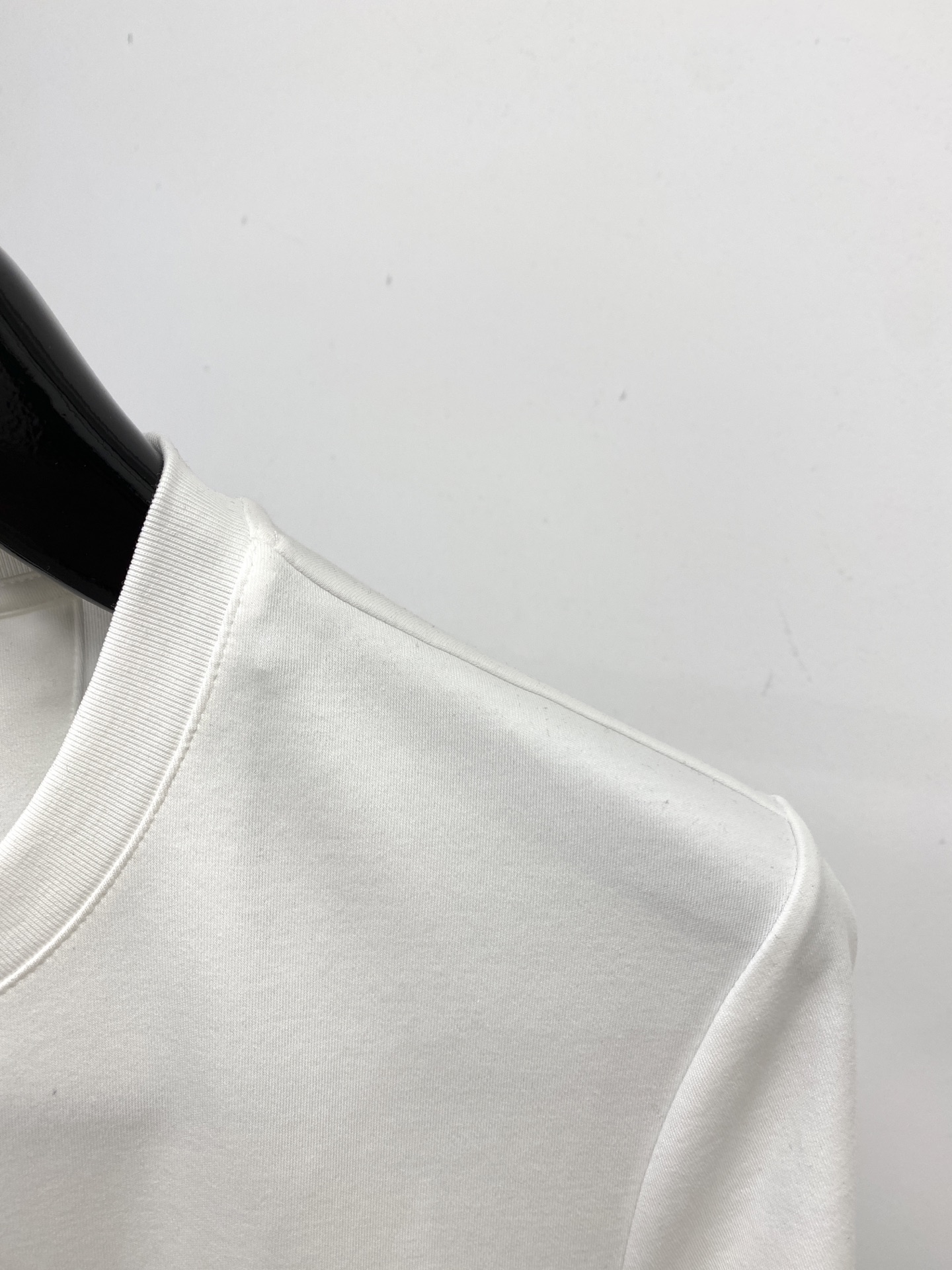 芬迪、2025最新款短袖T恤，帅气时尚，胸前顶级印花字母logo，简约百搭款。面料棉 不仅挺括，保持潮流