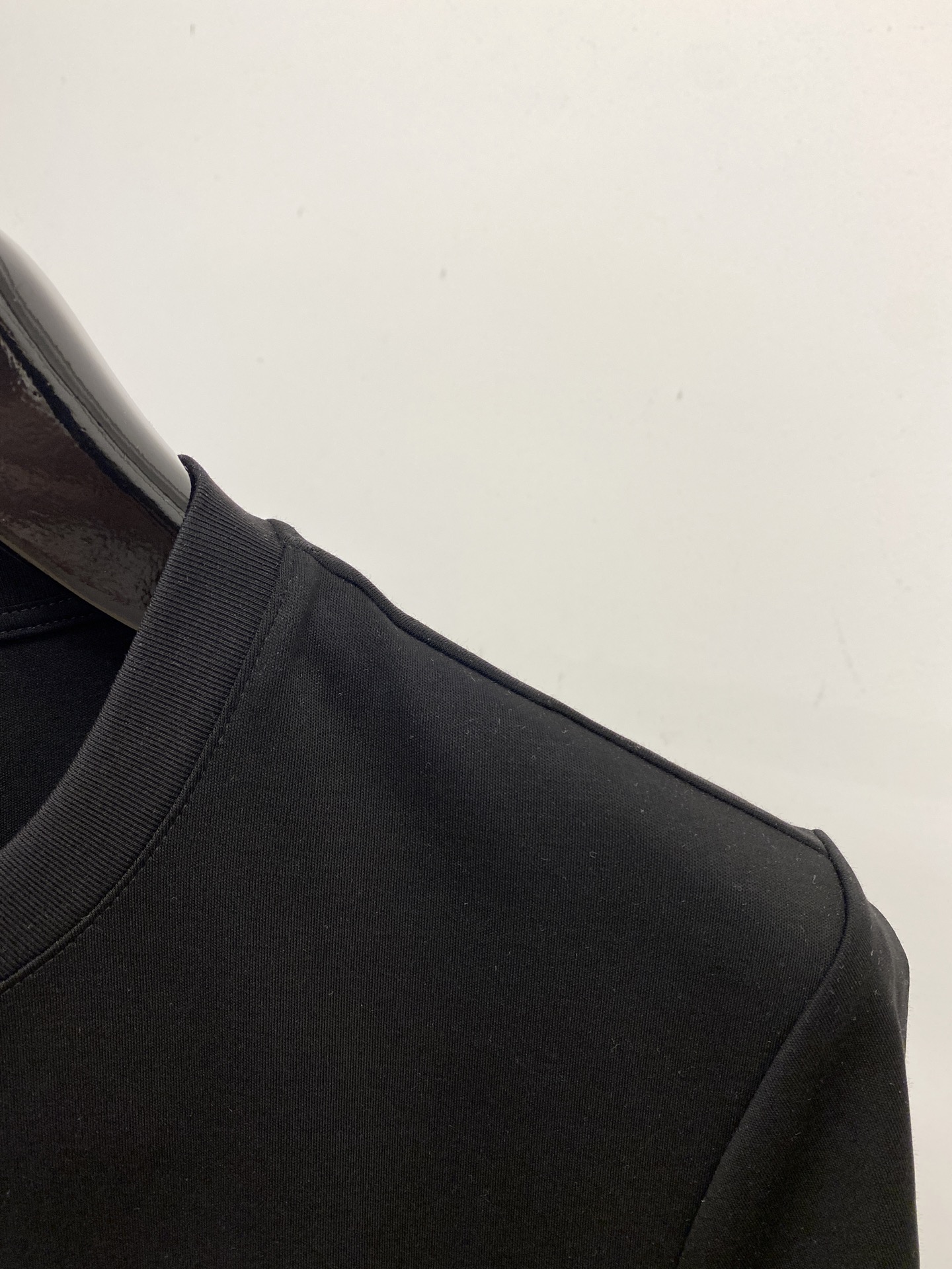 范思哲、2025最新款短袖T恤，帅气时尚，胸前顶级印花图案字母logo，简约百搭款。面料棉 不仅挺括，保