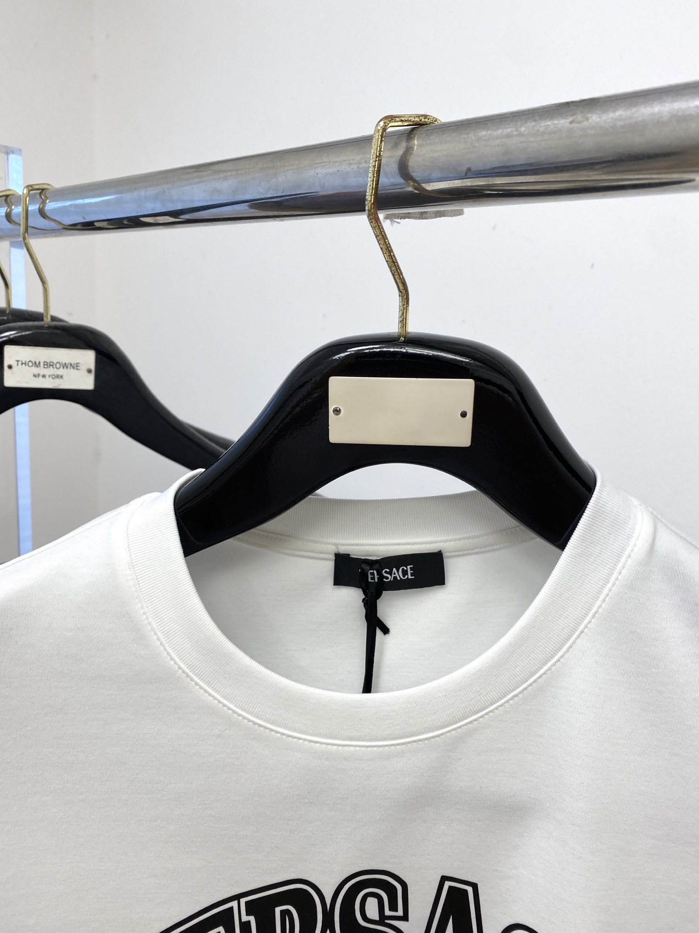 范思哲、2025最新款短袖T恤，帅气时尚，胸前顶级印花图案字母logo，简约百搭款。面料棉 不仅挺括，保