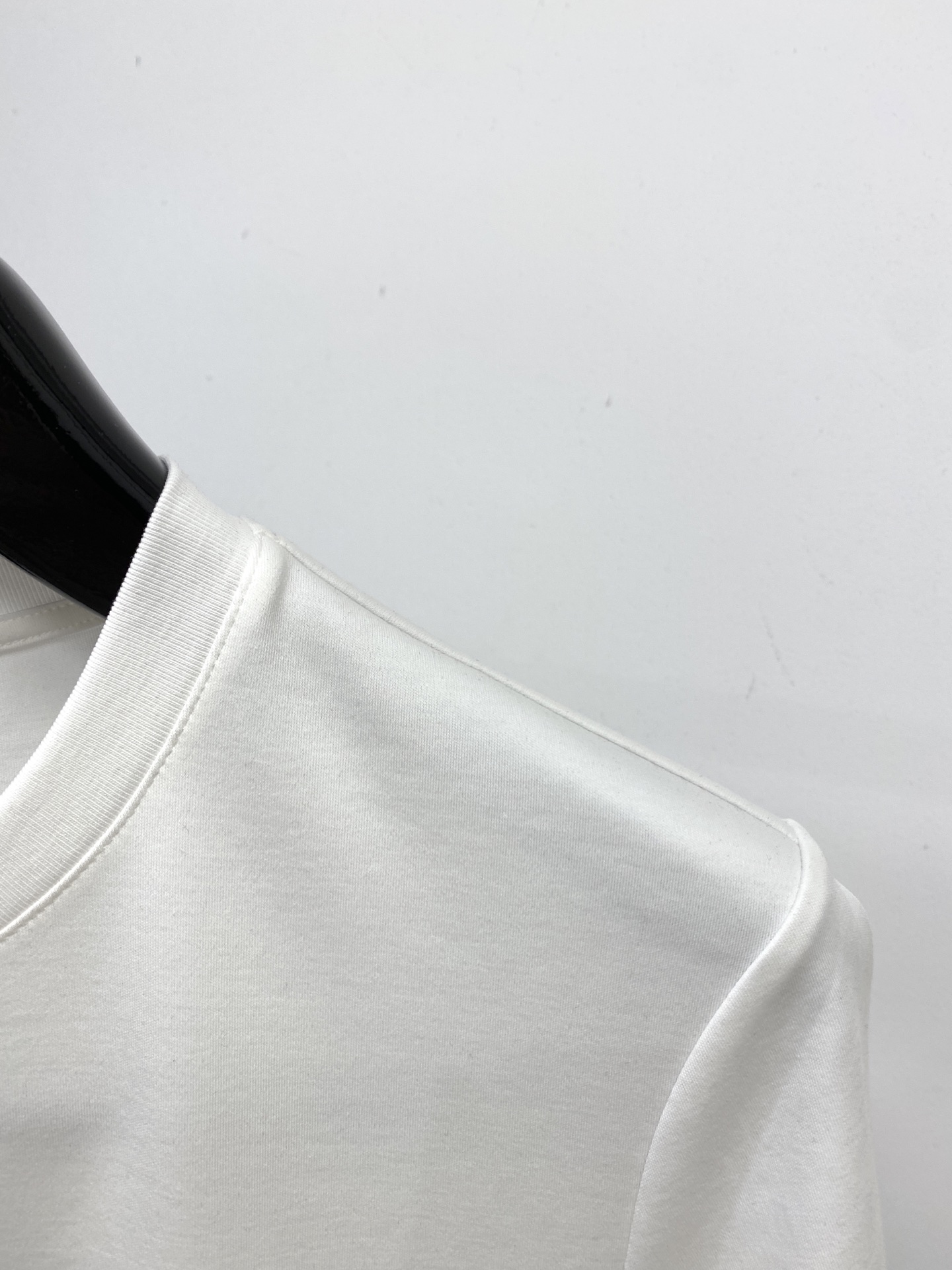 范思哲、2025最新款短袖T恤，帅气时尚，胸前顶级印花图案字母logo，简约百搭款。面料棉 不仅挺括，保