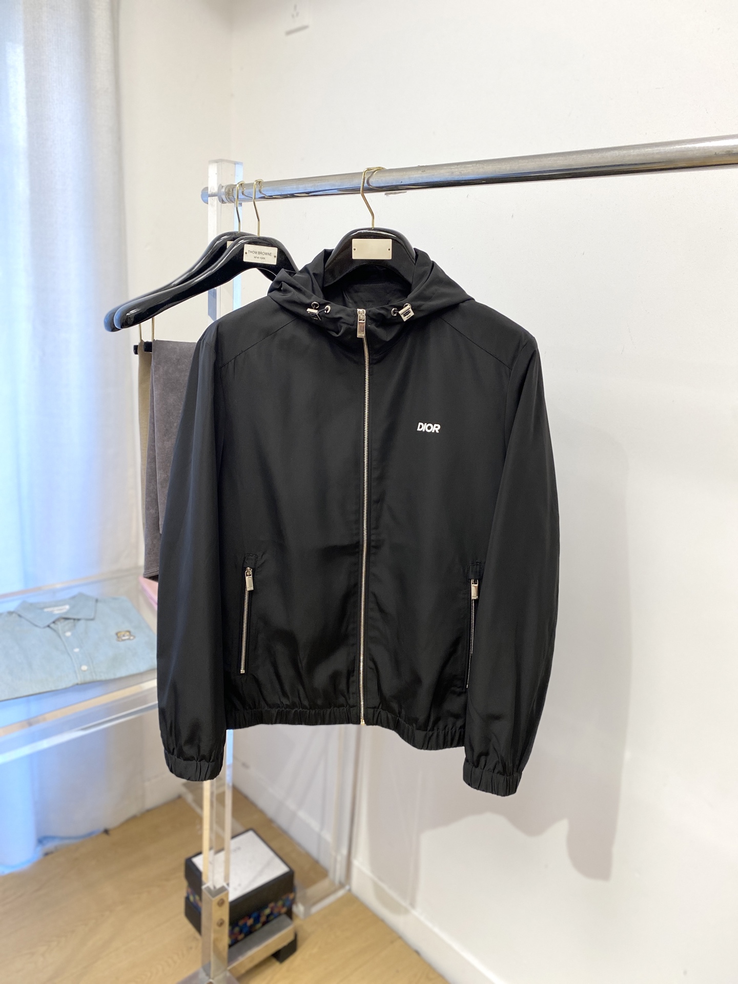 NO:546608,Dior, 2025 new jacket jacket, fashionable and handsome, simple and versatile, top printed letter logo on the chest, customized original fabric, not only crisp, maintains the trendy silhouette, and is comfortable to wear, the yarn weaving is more delicate, the number M-3XL,,dior, jackets & coats, jackets & coats, alexander wang19860909迪奥、2025新品夹克外套,时尚帅气,简约百搭款,胸前顶级印花字母logo,定制原版面料,不仅挺括,保持潮流的廓形,又穿着舒适,纱织更细腻,码数M-3XL,,dior,jackets & coats,jackets & coats,alexander wang,Men's clothing