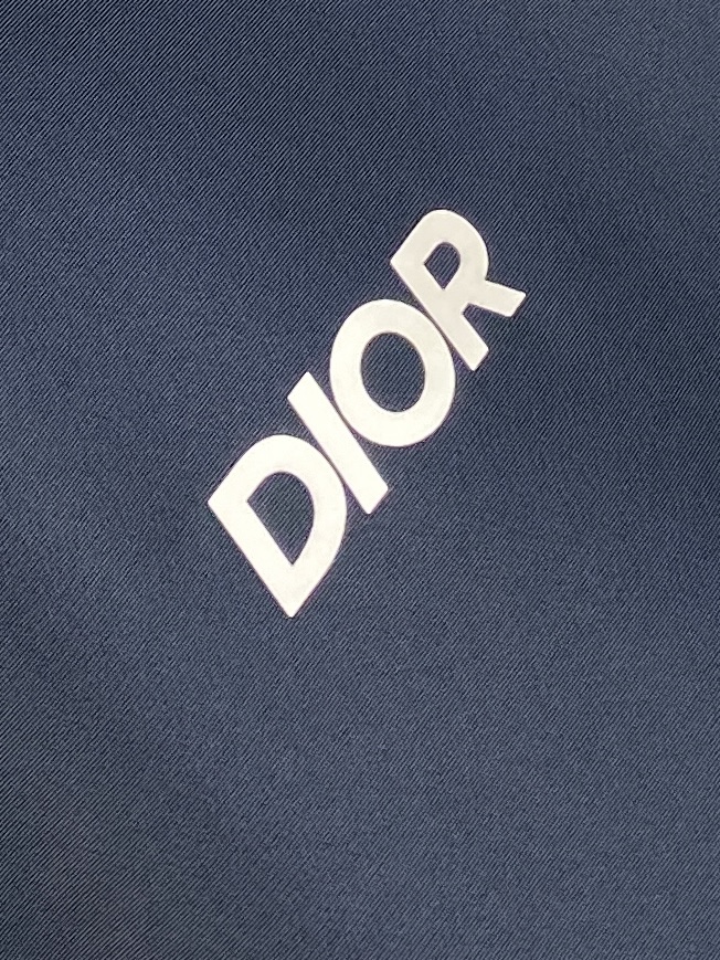 迪奥、2025新品夹克外套，时尚帅气，简约百搭款，胸前顶级印花字母logo，定制原版面料，不仅挺括，保持