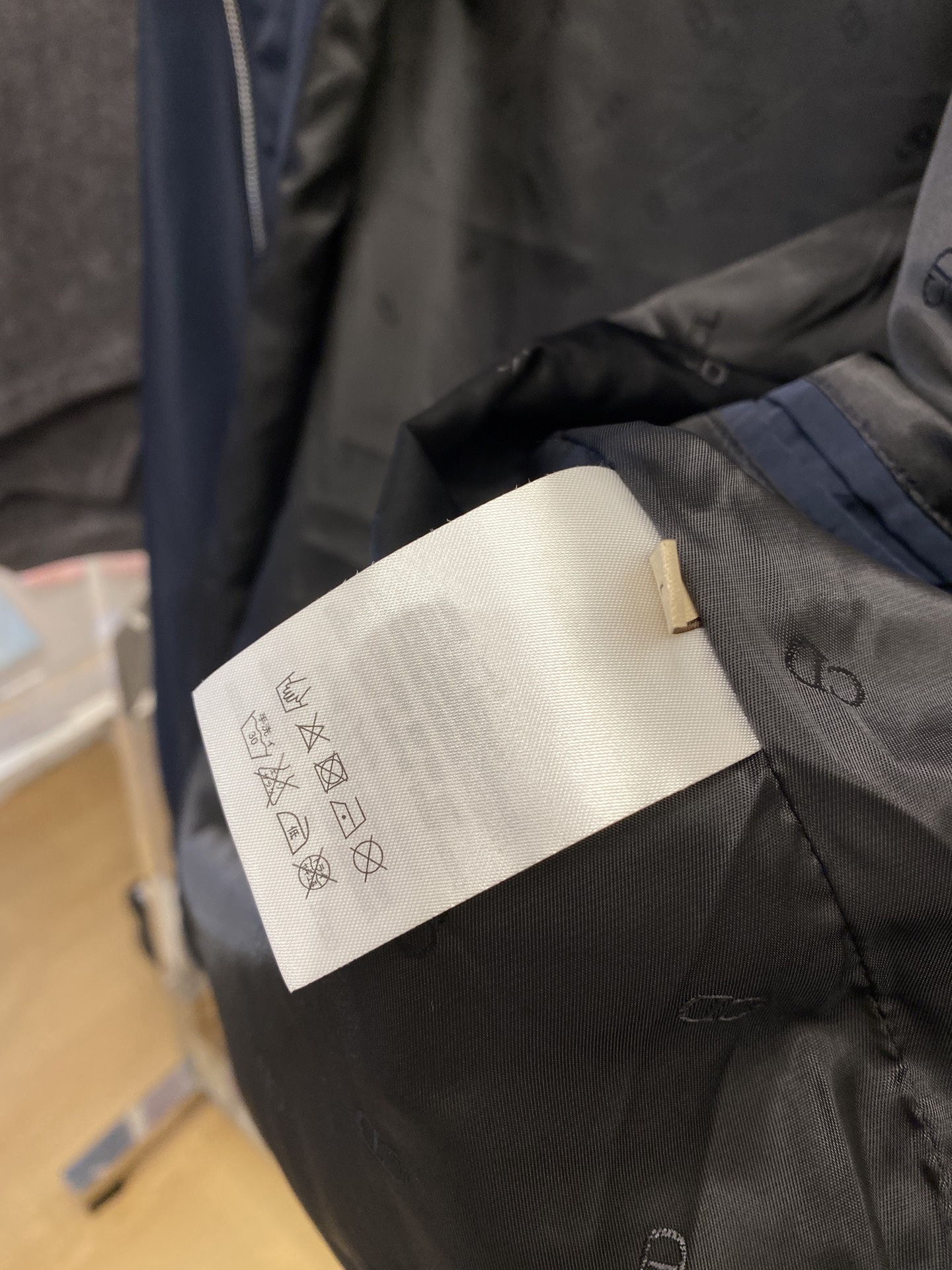 迪奥、2025新品夹克外套，时尚帅气，简约百搭款，胸前顶级印花字母logo，定制原版面料，不仅挺括，保持