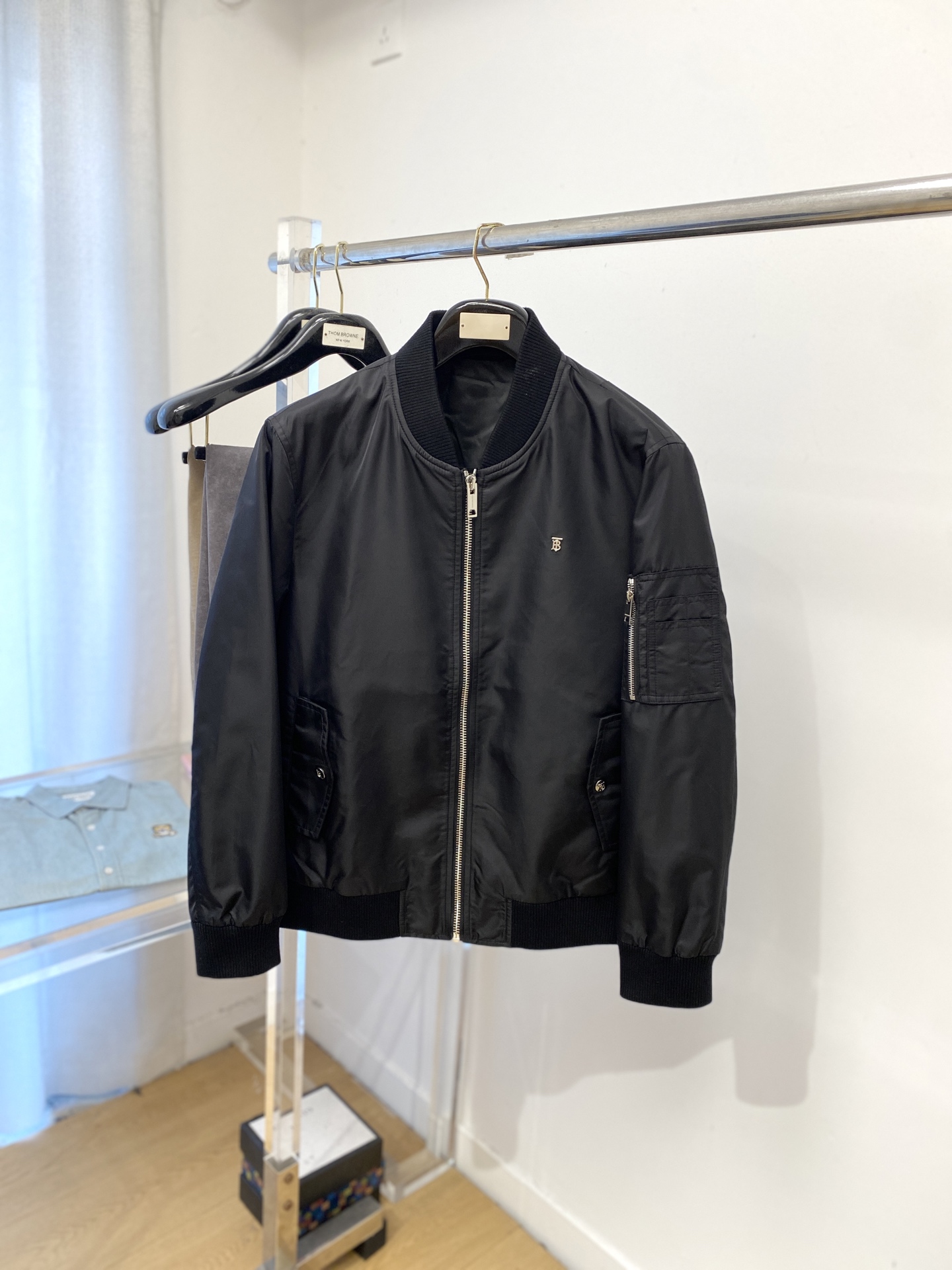 NO:567663,Burberry, 2025 new jacket, fashionable and handsome, simple and versatile, hardware decorated with letter logo on the chest, customized original fabric, not only stiff and keeping the trendy silhouette, but also comfortable to wear, the yarn is more delicate, size M-3XL,,burberry,jackets & coats,jackets & coats,alexander wang19860909巴宝莉、2025新品夹克外套,时尚帅气,简约百搭款,胸前五金装饰字母logo,定制原版面料,不仅挺括,保持潮流的廓形,又穿着舒适,纱织更细腻,码数M-3XL,,burberry,jackets & coats,jackets & coats,alexander wang,Men's clothing