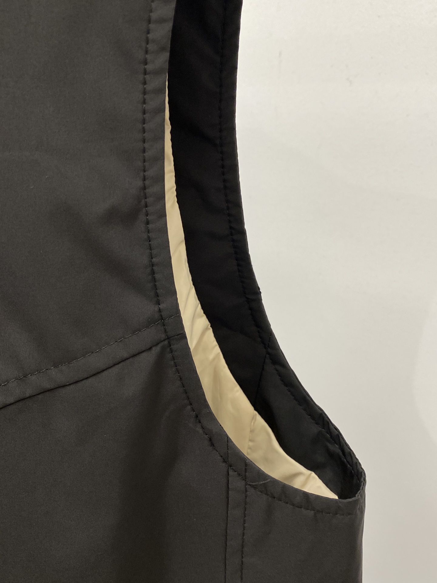 ￼ Brunello Cucinelli、2025新品夹克马甲外套，时尚帅气，简约百搭款，胸前精致刺绣图