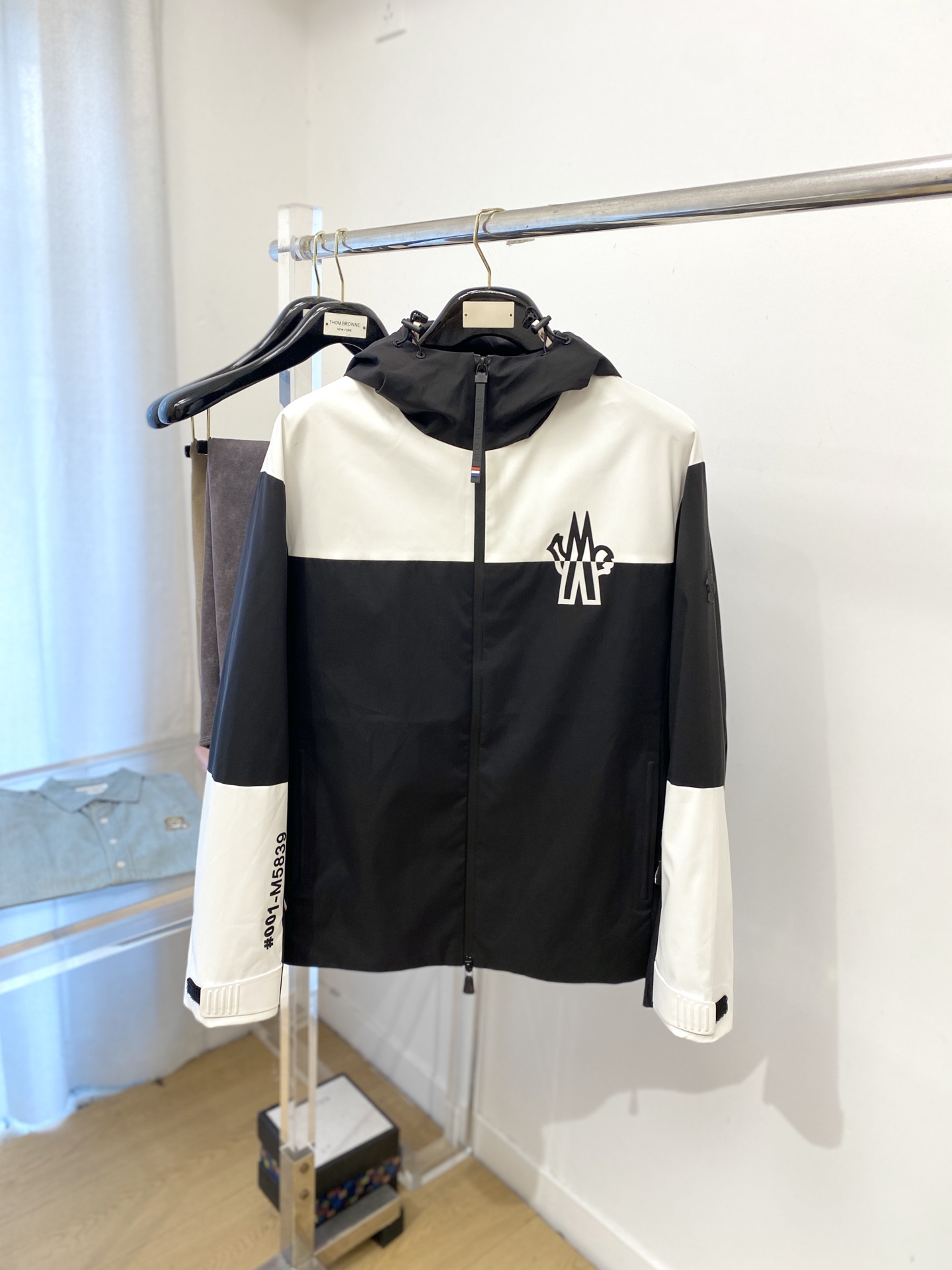 NO:571255,Moncler, 2025 new jacket jacket, fashionable and handsome, simple and versatile, top-notch printed logo on the chest, customized original fabric, not only crisp and trendy silhouette, but also comfortable to wear, more delicate yarn weaving, size M-3XL,,Moncler,jackets & coats,jackets & coats,alexander wang19860909蒙口、2025新品夹克外套,时尚帅气,简约百搭款,胸前顶级印花图案logo,定制原版面料,不仅挺括,保持潮流的廓形,又穿着舒适,纱织更细腻,码数M-3XL,,Moncler,jackets & coats,jackets & coats,alexander wang,Men's clothing