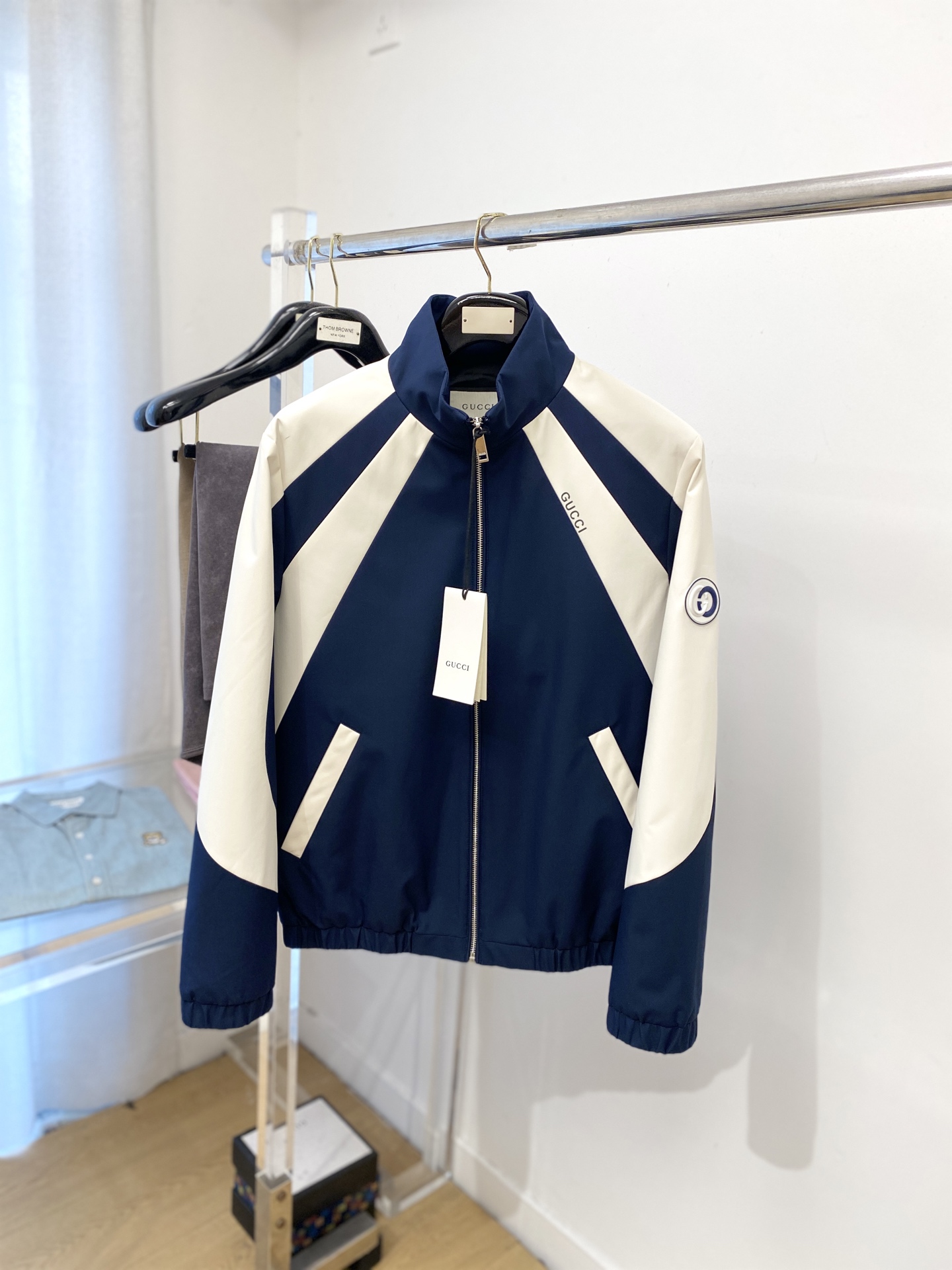 NO:609307,Gucci, 2025 new jacket, fashionable and handsome, simple and versatile, top-notch printed letter logo on the cuffs, customized original fabric, not only crisp and fashionable, but also comfortable to wear, more delicate yarn weaving, size M-3XL,,jackets & coats,jackets & coats,alexander wang19860909古奇、2025新品夹克外套,时尚帅气,简约百搭款,袖口顶级印胶字母logo,定制原版面料,不仅挺括,保持潮流的廓形,又穿着舒适,纱织更细腻,码数M-3XL,,jackets & coats,jackets & coats,alexander wang,Men's clothing