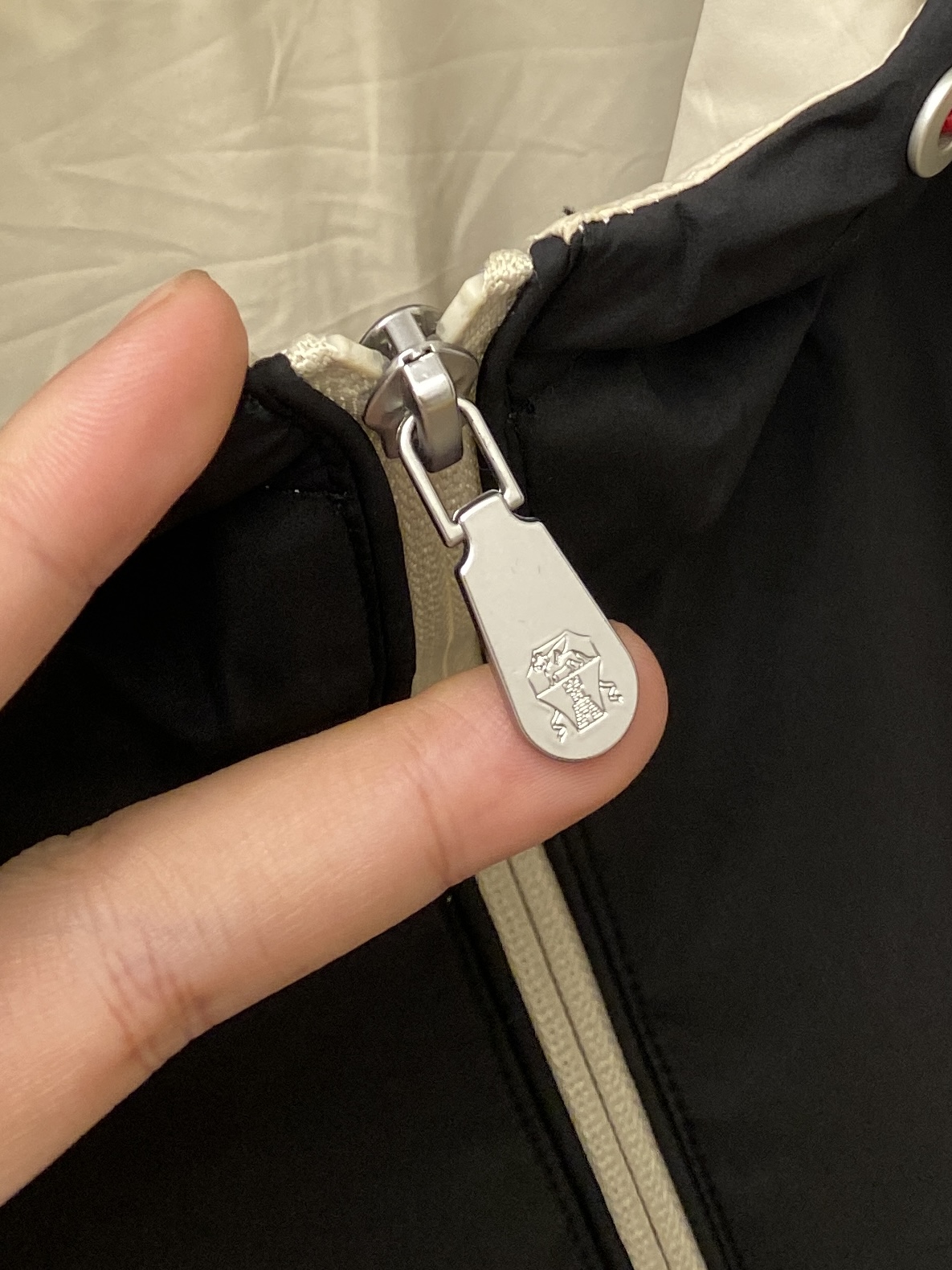 ￼ Brunello Cucinelli、2025新品夹克外套，时尚帅气，简约百搭款，胸前精致刺绣图案l