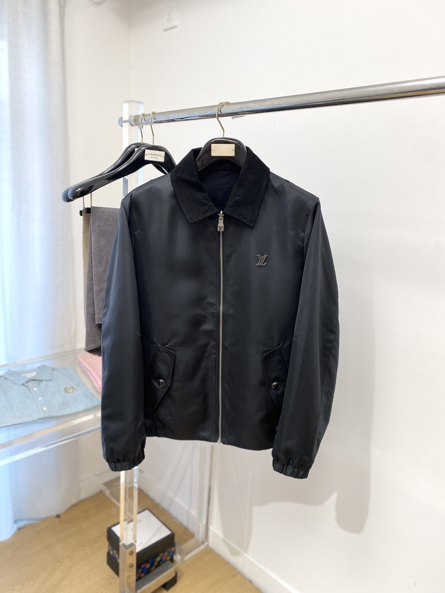 NO:524184,y Louis Vuitton, new double-sided jacket, fashionable and handsome, simple and versatile style, chest hardware decorative letter logo, customized original fabric, not only crisp, maintains the trendy silhouette, and is comfortable to wear, the yarn weaving is more delicate, the number M-3XL, louis vuitton, jackets & coats, jackets & coats, alexander wang19860909y路易威登、新品双面穿夹克外套,时尚帅气,简约百搭款,胸前五金装饰字母logo,定制原版面料,不仅挺括,保持潮流的廓形,又穿着舒适,纱织更细腻,码数M-3XL,,louis vuitton,jackets & coats,jackets & coats,alexander wang,Men's clothing