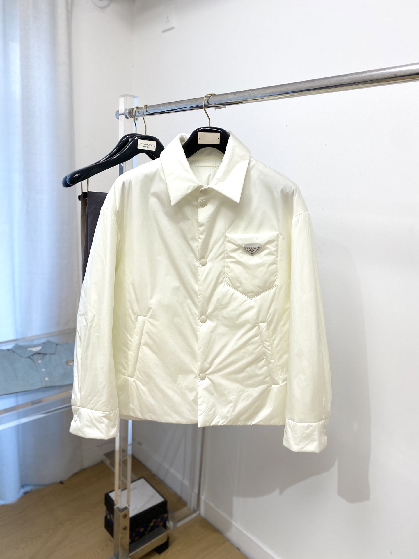 NO:609313,Prada, 2025 new jacket, fashionable and handsome, simple and versatile, hardware decorated with triangle logo on the chest, customized original fabric, not only stiff and keeping the trendy silhouette, but also comfortable to wear, the yarn is more delicate, size M-3XL,, prada,jackets & coats,jackets & coats,alexander wang19860909普拉达、2025新品夹克外套,时尚帅气,简约百搭款,胸前五金装饰三角标logo,定制原版面料,不仅挺括,保持潮流的廓形,又穿着舒适,纱织更细腻,码数M-3XL,,prada,jackets & coats,jackets & coats,alexander wang,Men's clothing