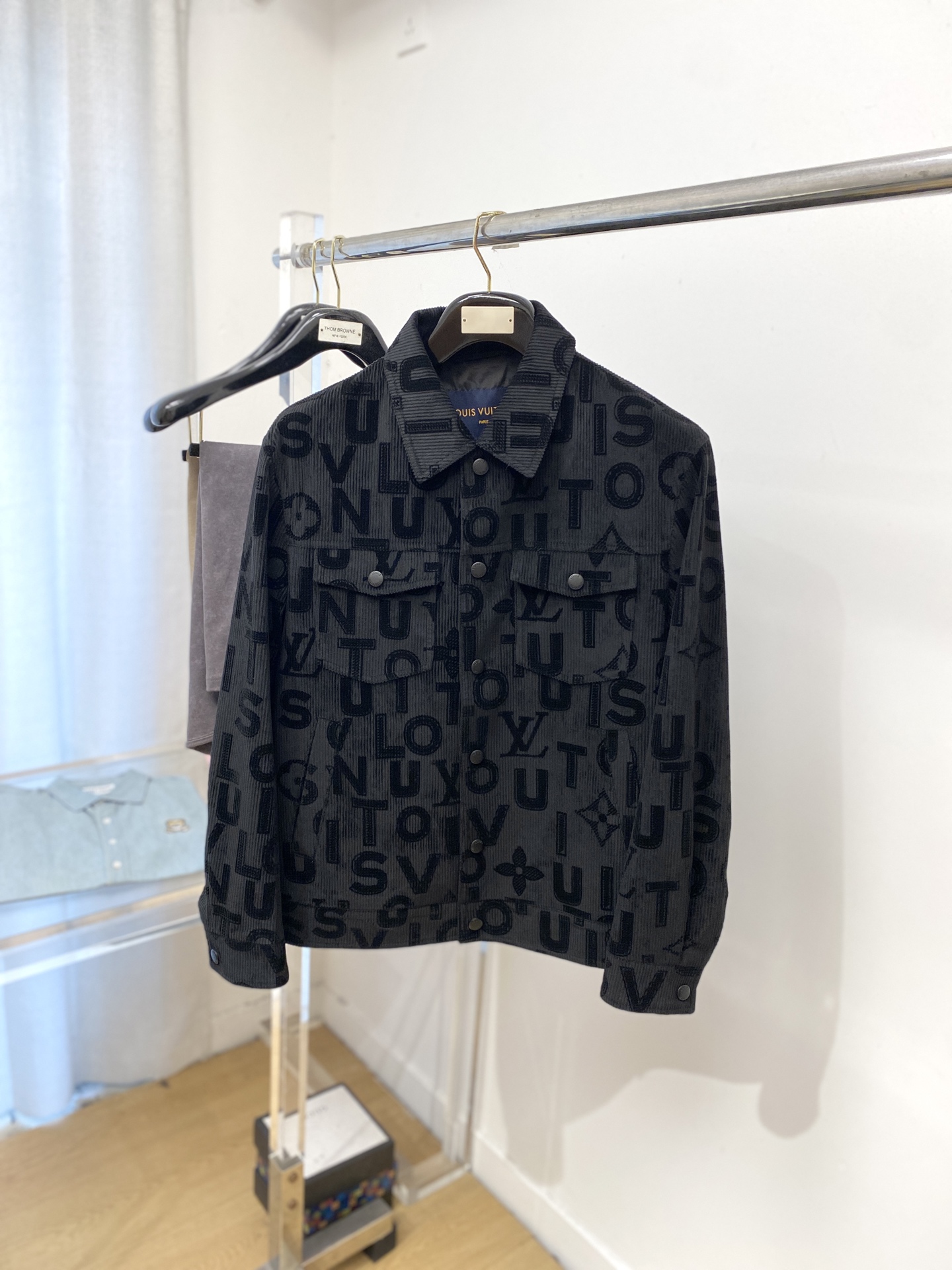 NO:524185,y Louis Vuitton, new jacket jacket, fashionable and handsome, simple and versatile, top digital positioning and woven letter logo, customized original fabric, not only crisp, maintains the trendy silhouette, and is comfortable to wear, and the yarn is more delicate, code M-3XL,, louis vuitton, jackets & coats, jackets & coats, alexander wang19860909y路易威登、新品夹克外套,时尚帅气,简约百搭款,顶级数码定位定织字母logo,定制原版面料,不仅挺括,保持潮流的廓形,又穿着舒适,纱织更细腻,码数M-3XL,,louis vuitton,jackets & coats,jackets & coats,alexander wang,Men's clothing