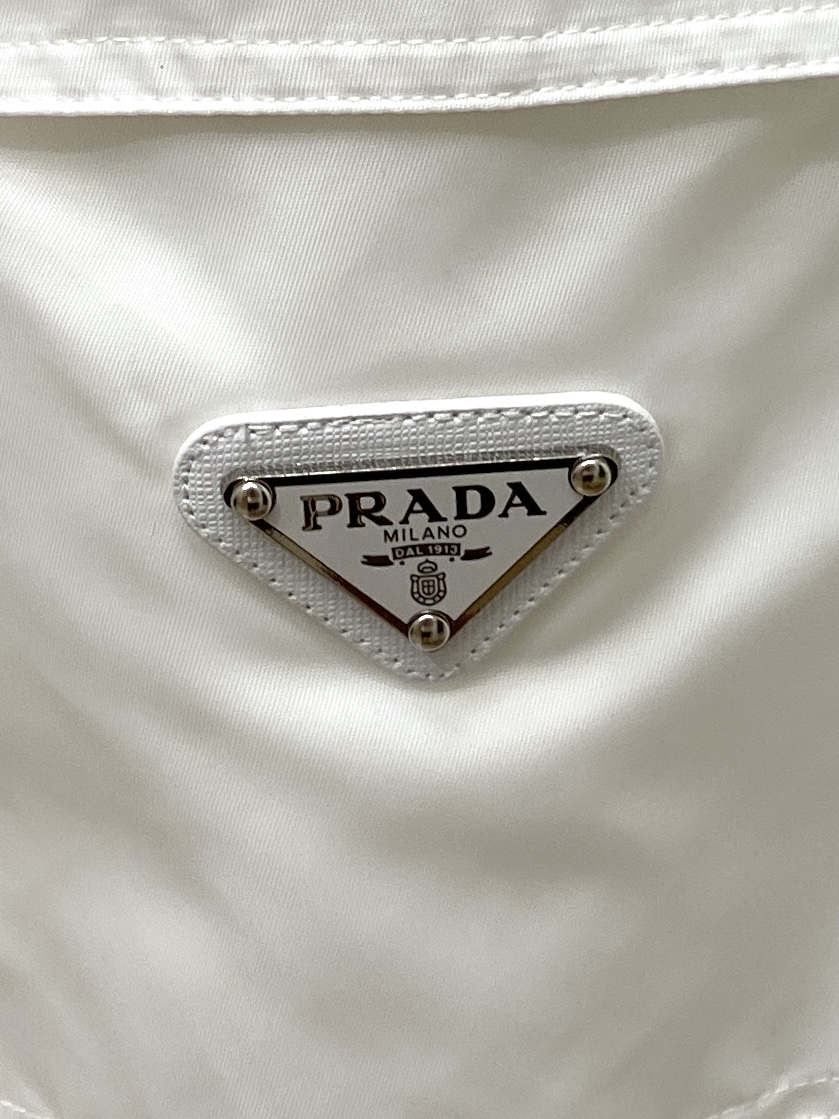 普拉达、2025新品卫衣，帅气时尚，简约百搭款。衣下五金装饰三角标logo，面料棉 不仅挺括，保持潮流的