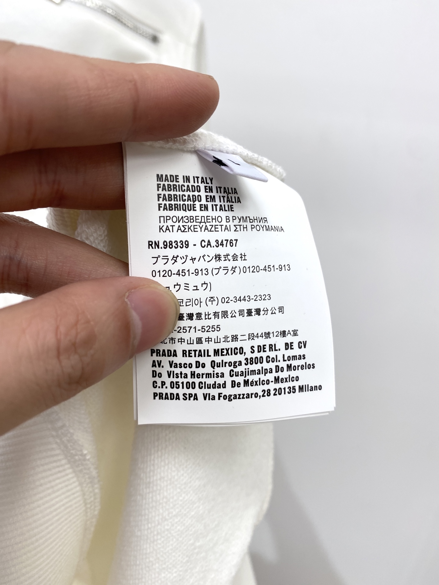 普拉达、2025新品卫衣，帅气时尚，简约百搭款。衣下五金装饰三角标logo，面料棉 不仅挺括，保持潮流的