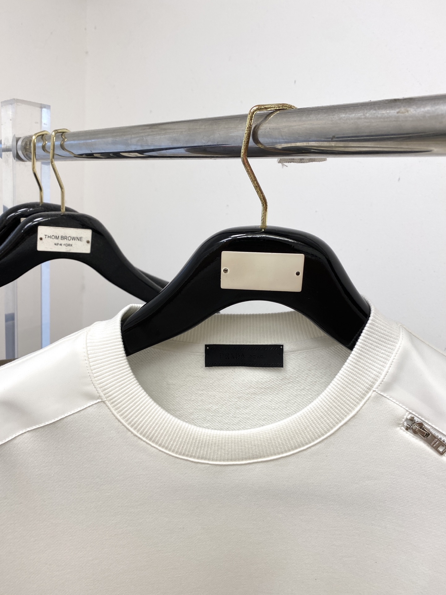 普拉达、2025新品卫衣，帅气时尚，简约百搭款。衣下五金装饰三角标logo，面料棉 不仅挺括，保持潮流的