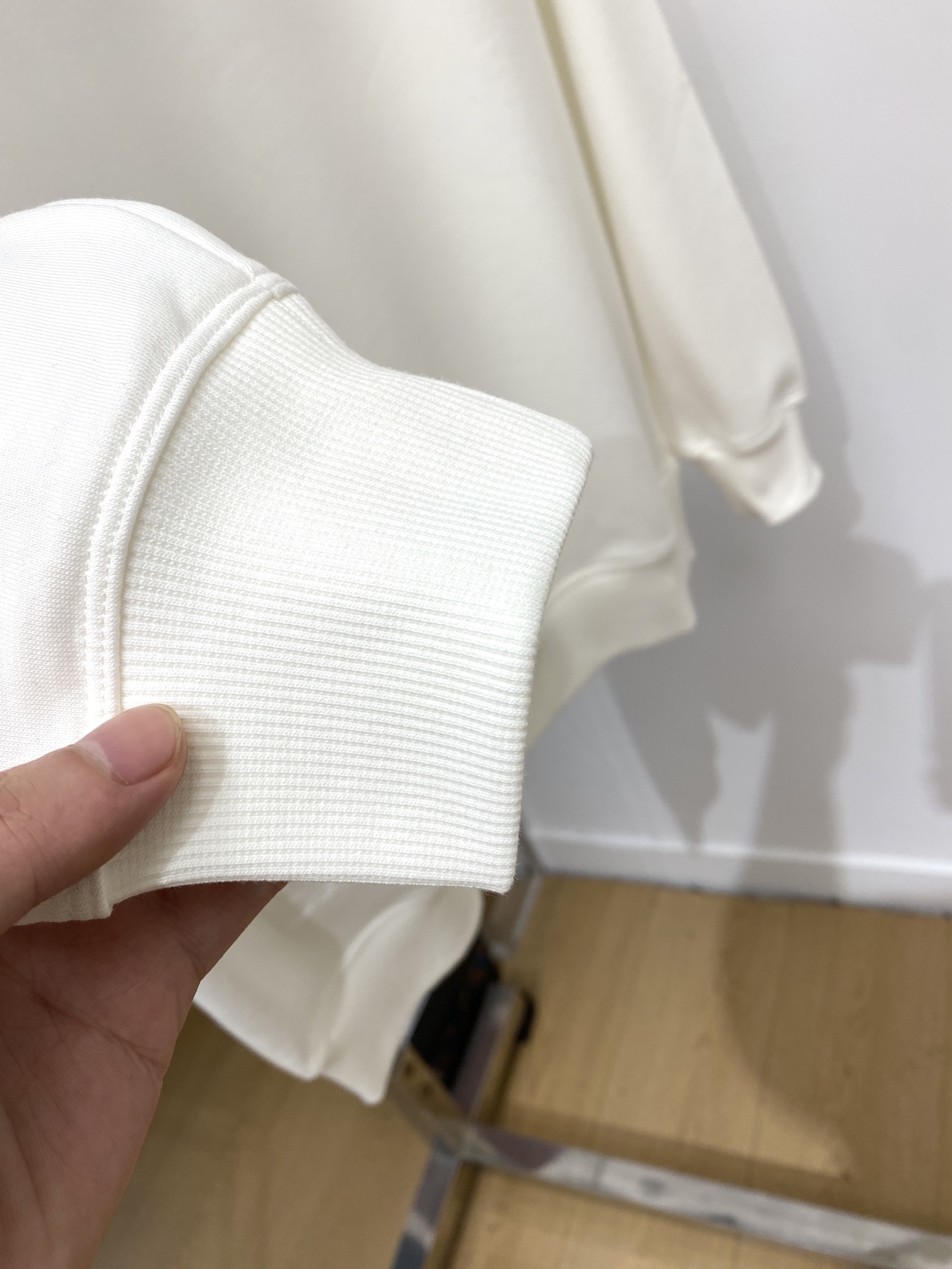 普拉达、2025新品卫衣，帅气时尚，简约百搭款。衣下五金装饰三角标logo，面料棉 不仅挺括，保持潮流的