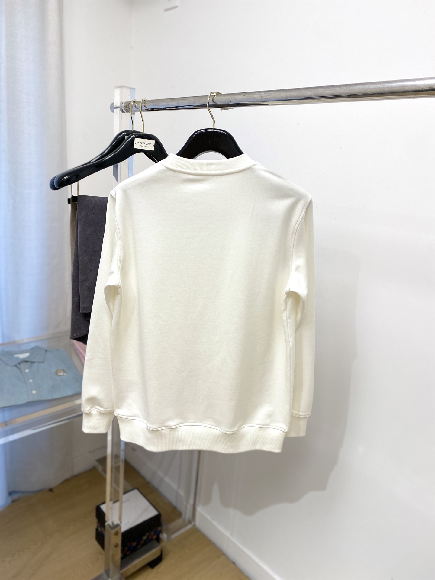 普拉达、2025新品卫衣，帅气时尚，简约百搭款。衣下五金装饰三角标logo，面料棉 不仅挺括，保持潮流的