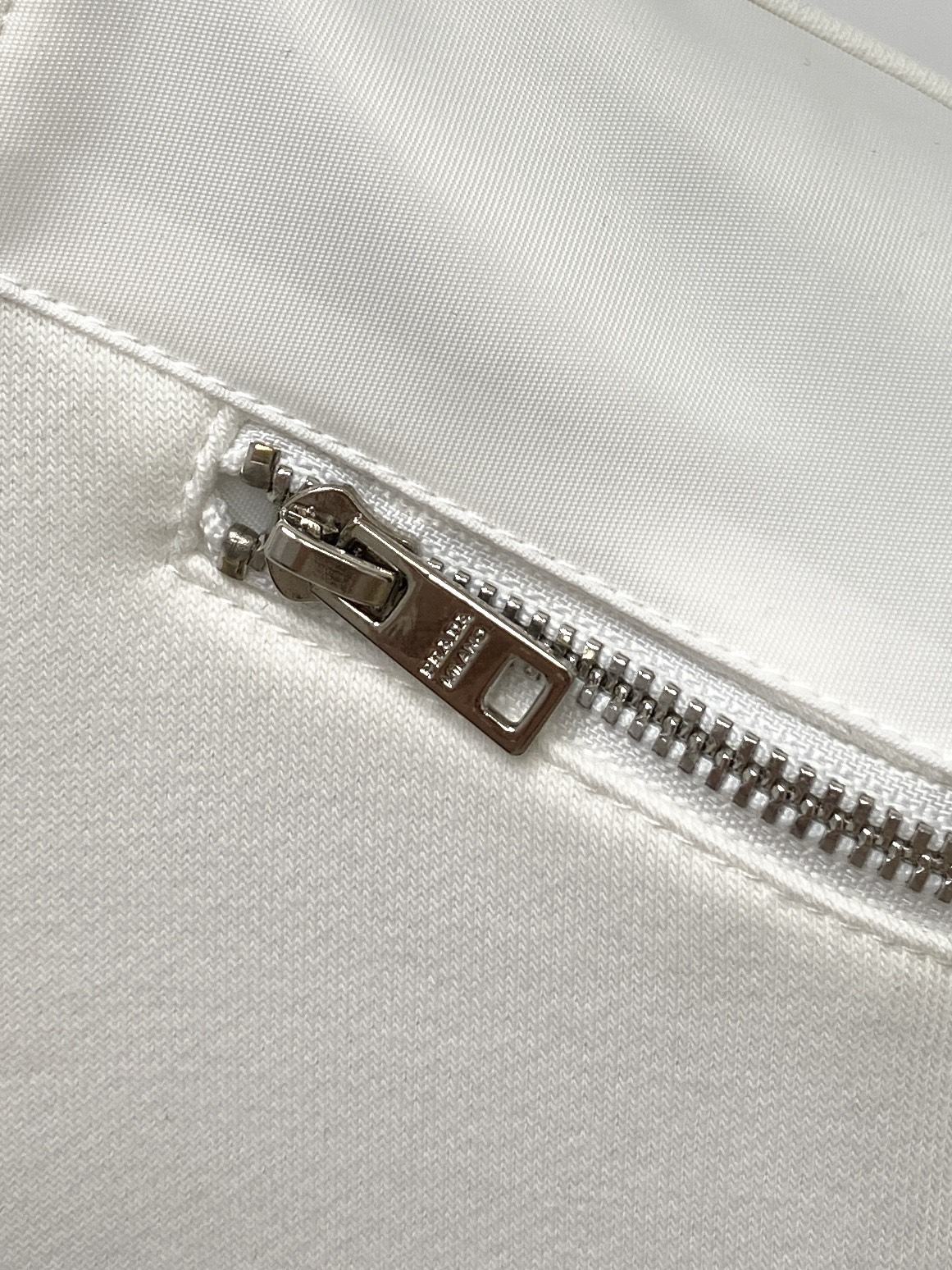 普拉达、2025新品卫衣，帅气时尚，简约百搭款。衣下五金装饰三角标logo，面料棉 不仅挺括，保持潮流的