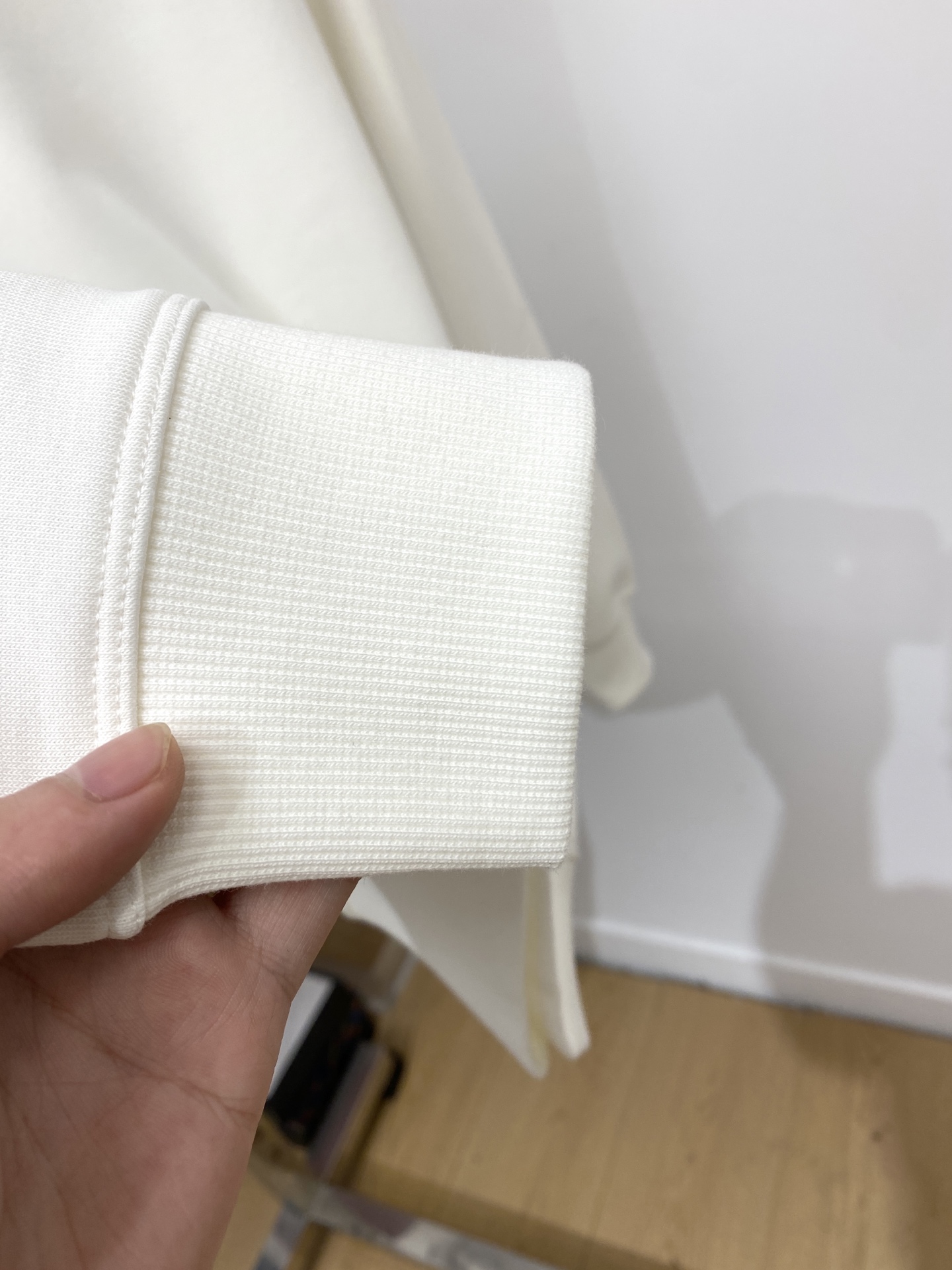 普拉达、2025新品卫衣，帅气时尚，简约百搭款。衣下五金装饰三角标logo，面料棉 不仅挺括，保持潮流的