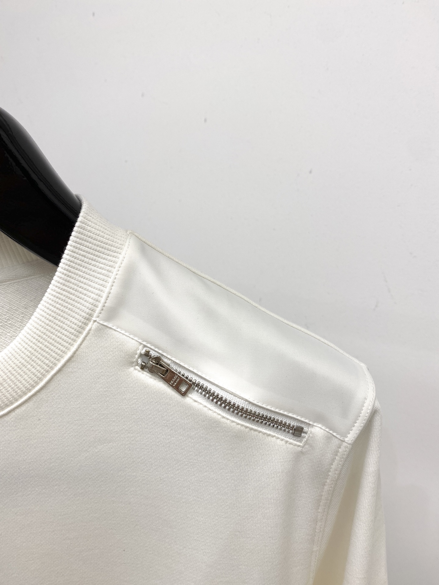 普拉达、2025新品卫衣，帅气时尚，简约百搭款。衣下五金装饰三角标logo，面料棉 不仅挺括，保持潮流的