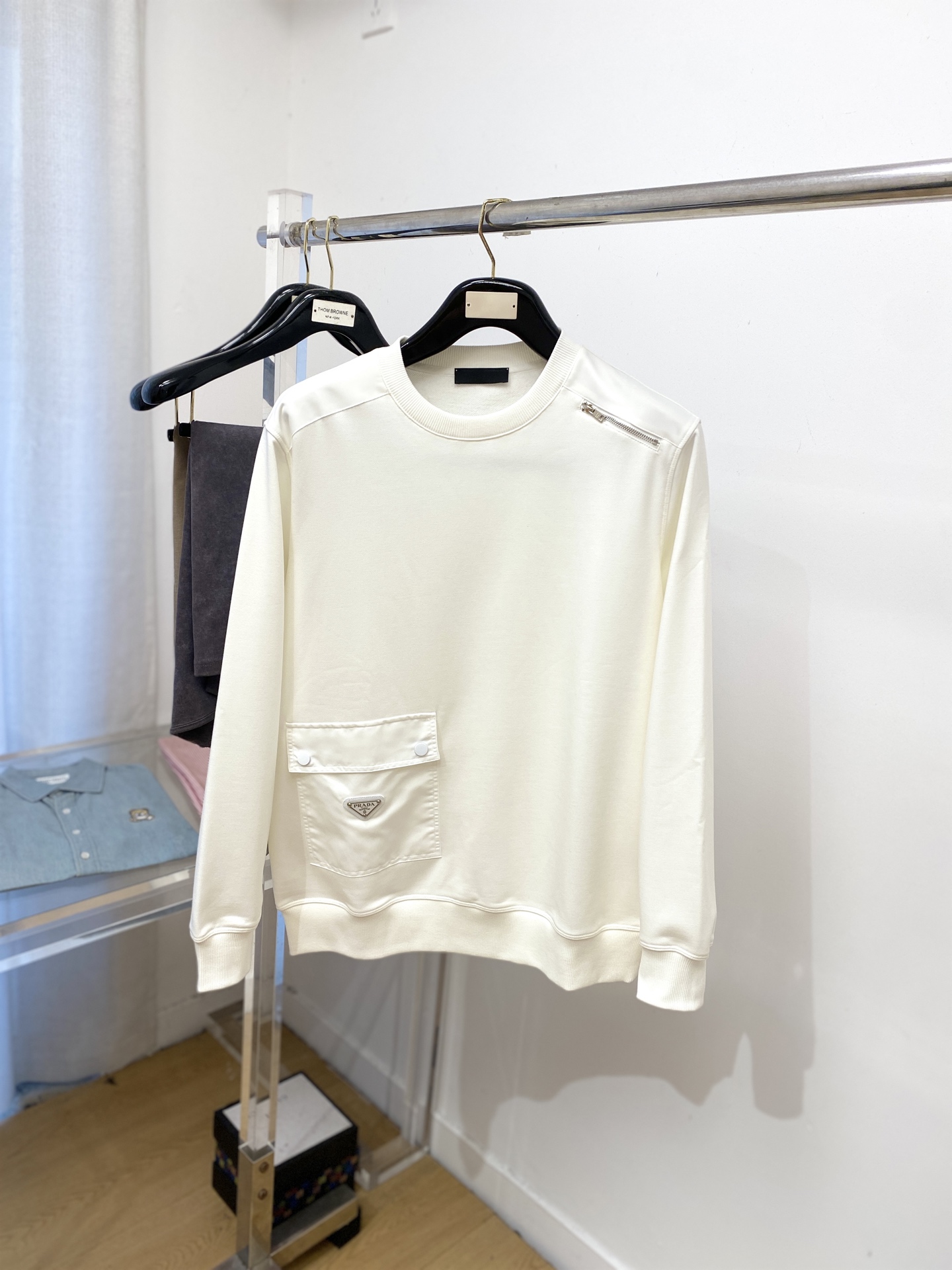普拉达、2025新品卫衣，帅气时尚，简约百搭款。衣下五金装饰三角标logo，面料棉 不仅挺括，保持潮流的