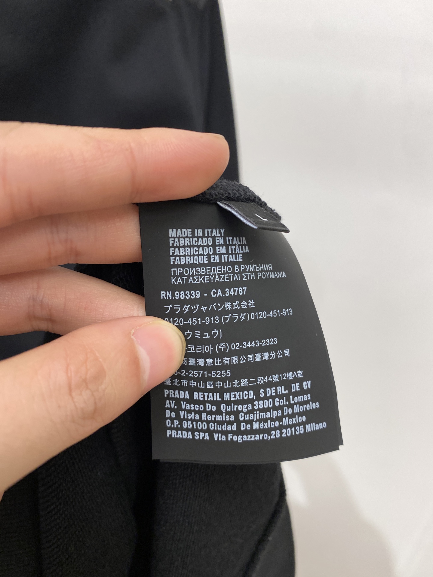 普拉达、2025新品卫衣，帅气时尚，简约百搭款。衣下五金装饰三角标logo，面料棉 不仅挺括，保持潮流的