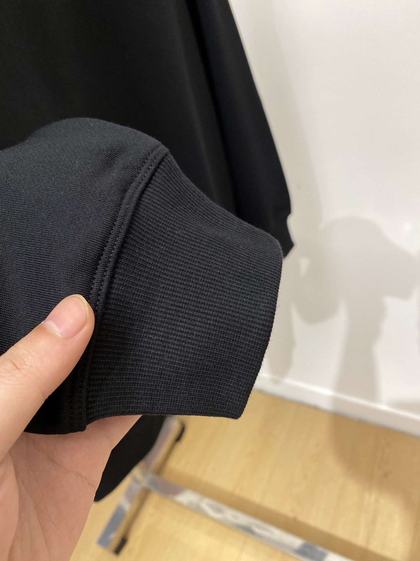 普拉达、2025新品卫衣，帅气时尚，简约百搭款。衣下五金装饰三角标logo，面料棉 不仅挺括，保持潮流的