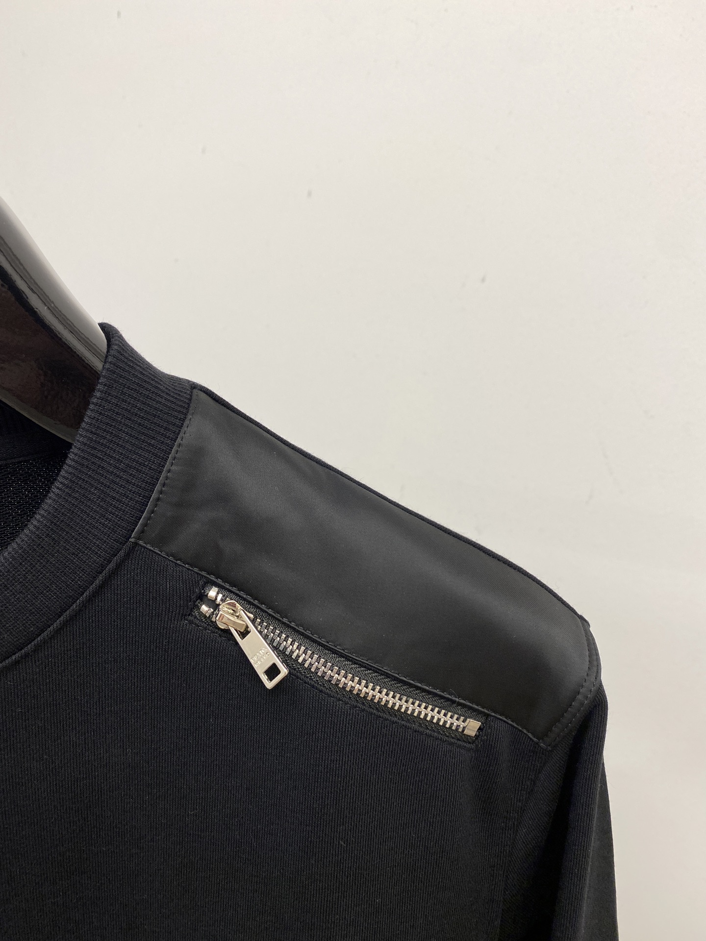 普拉达、2025新品卫衣，帅气时尚，简约百搭款。衣下五金装饰三角标logo，面料棉 不仅挺括，保持潮流的