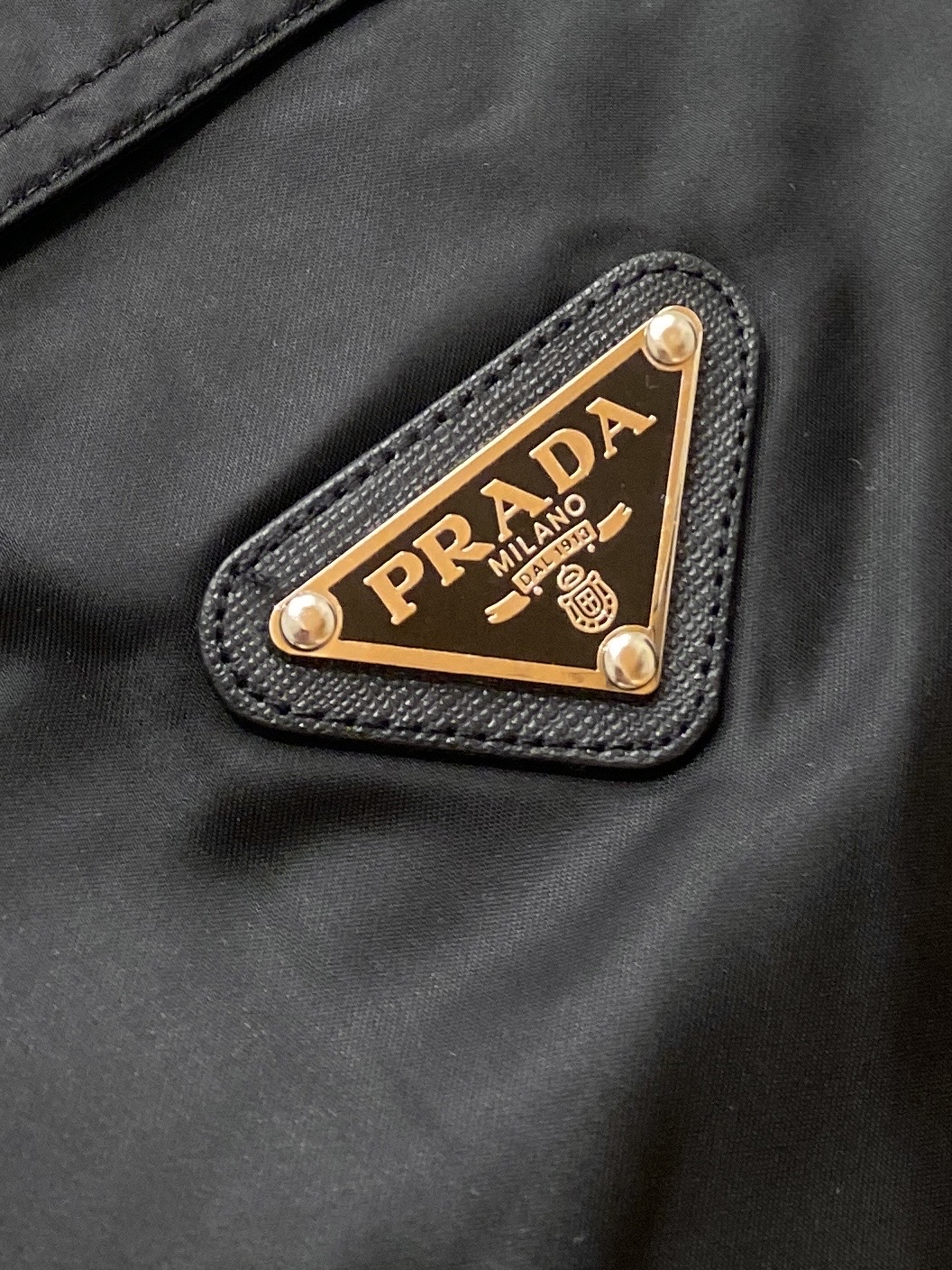 普拉达、2025新品卫衣，帅气时尚，简约百搭款。衣下五金装饰三角标logo，面料棉 不仅挺括，保持潮流的