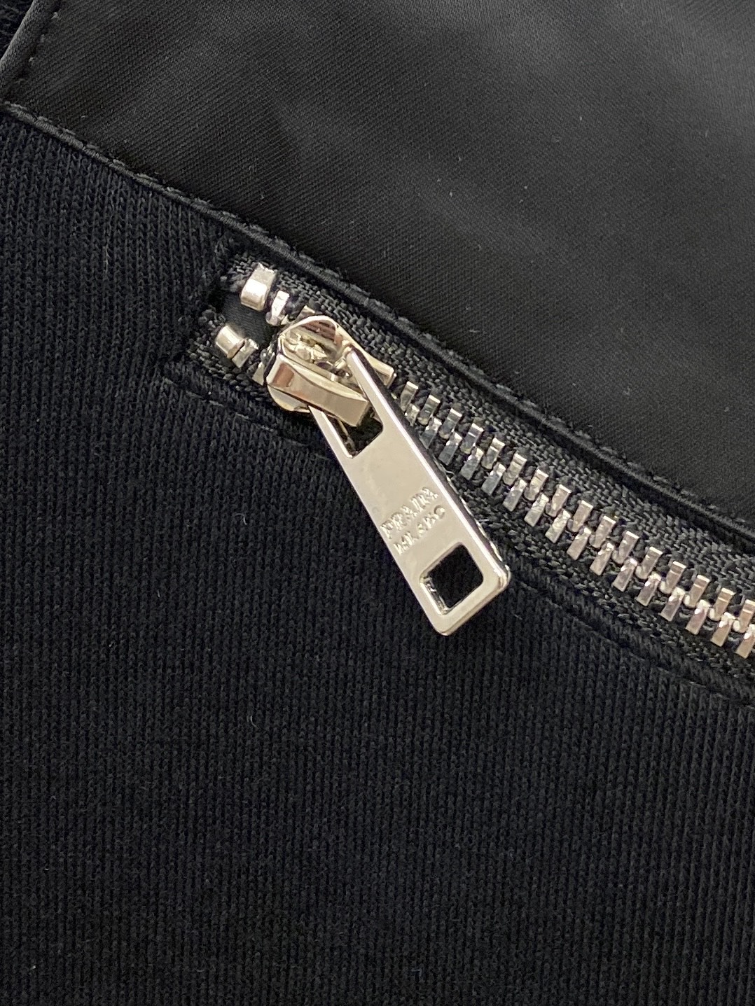 普拉达、2025新品卫衣，帅气时尚，简约百搭款。衣下五金装饰三角标logo，面料棉 不仅挺括，保持潮流的