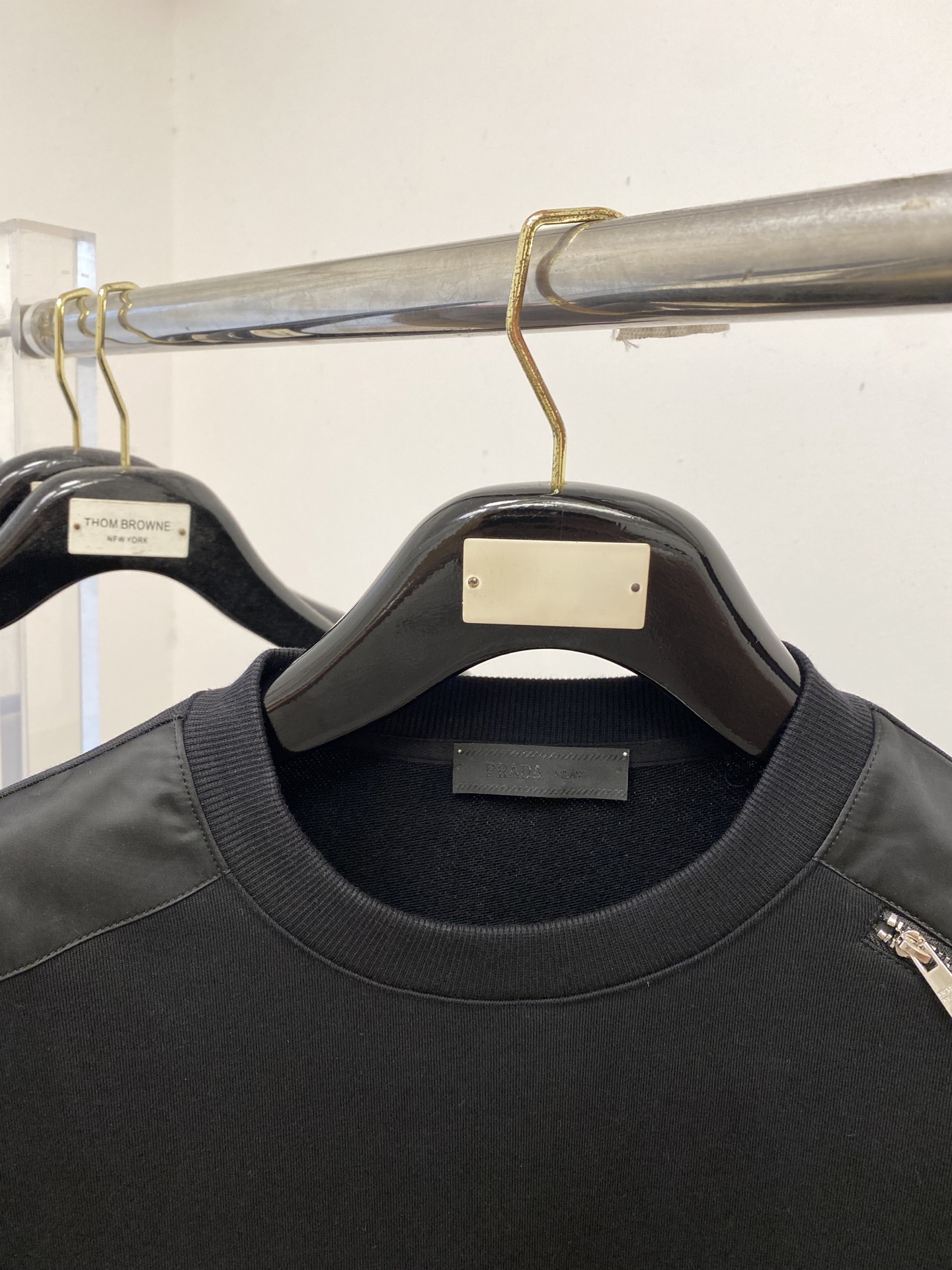 普拉达、2025新品卫衣，帅气时尚，简约百搭款。衣下五金装饰三角标logo，面料棉 不仅挺括，保持潮流的