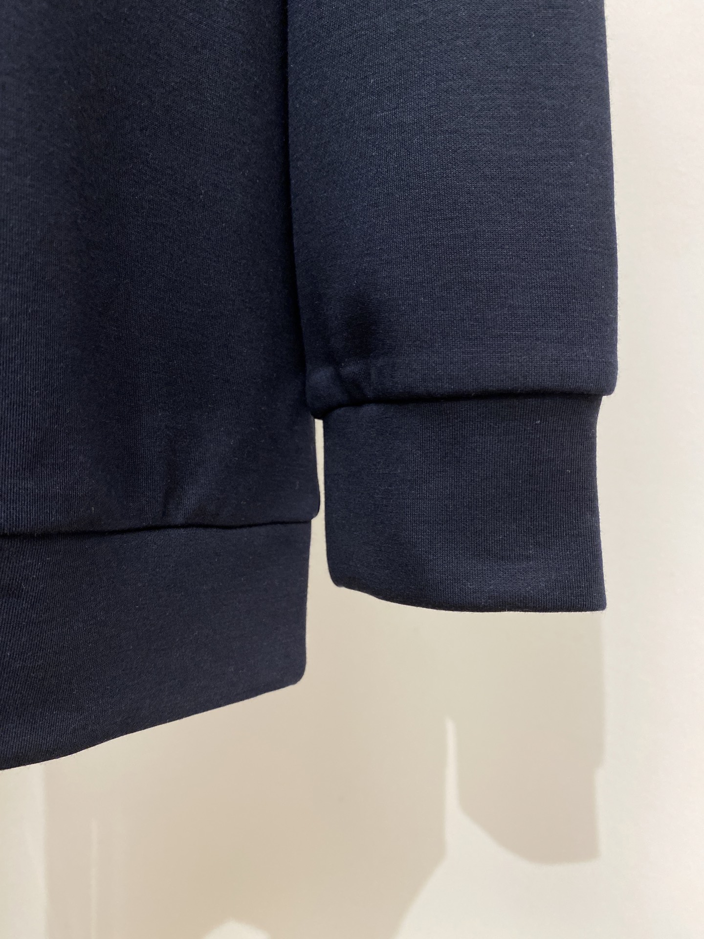 Brunello Cucinelli、2025新品长袖卫衣，帅气时尚，简约百搭款。胸前精致刺绣图案字母l