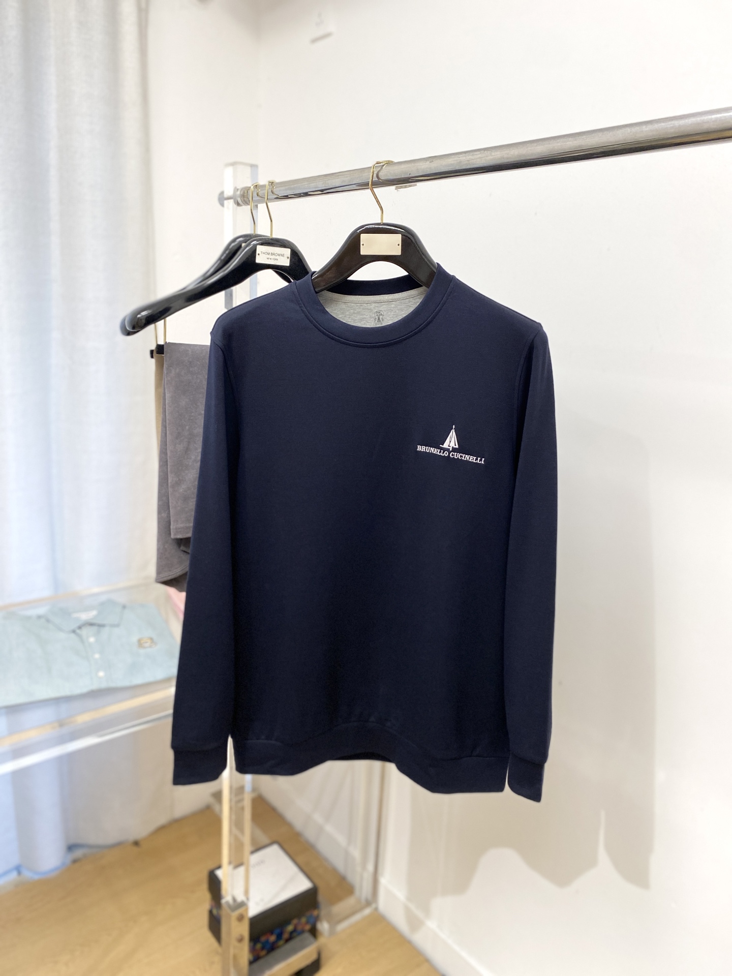 Brunello Cucinelli、2025新品长袖卫衣，帅气时尚，简约百搭款。胸前精致刺绣图案字母l