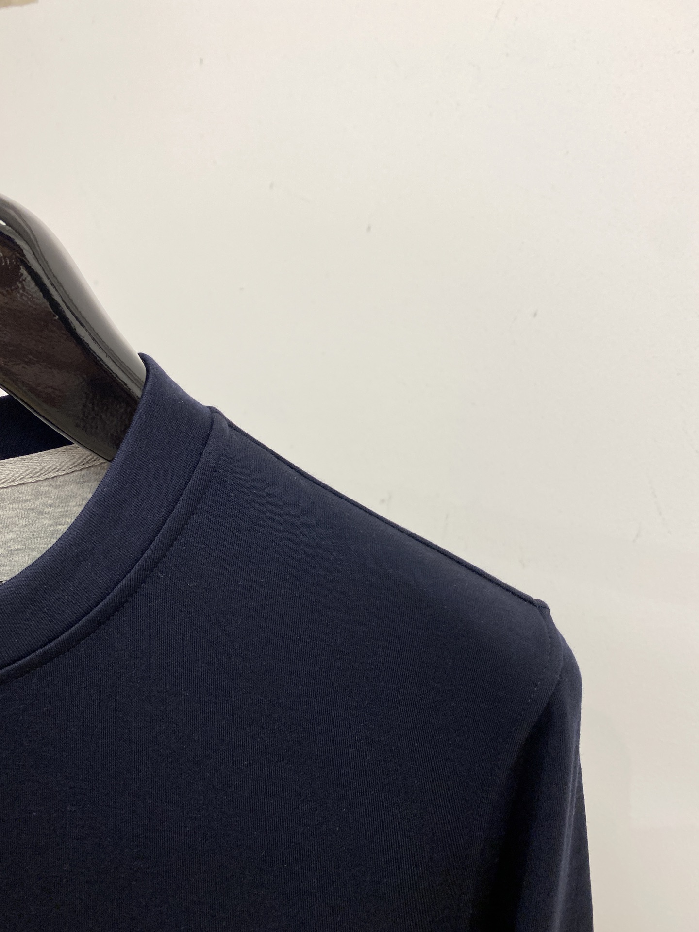 Brunello Cucinelli、2025新品长袖卫衣，帅气时尚，简约百搭款。胸前精致刺绣图案字母l
