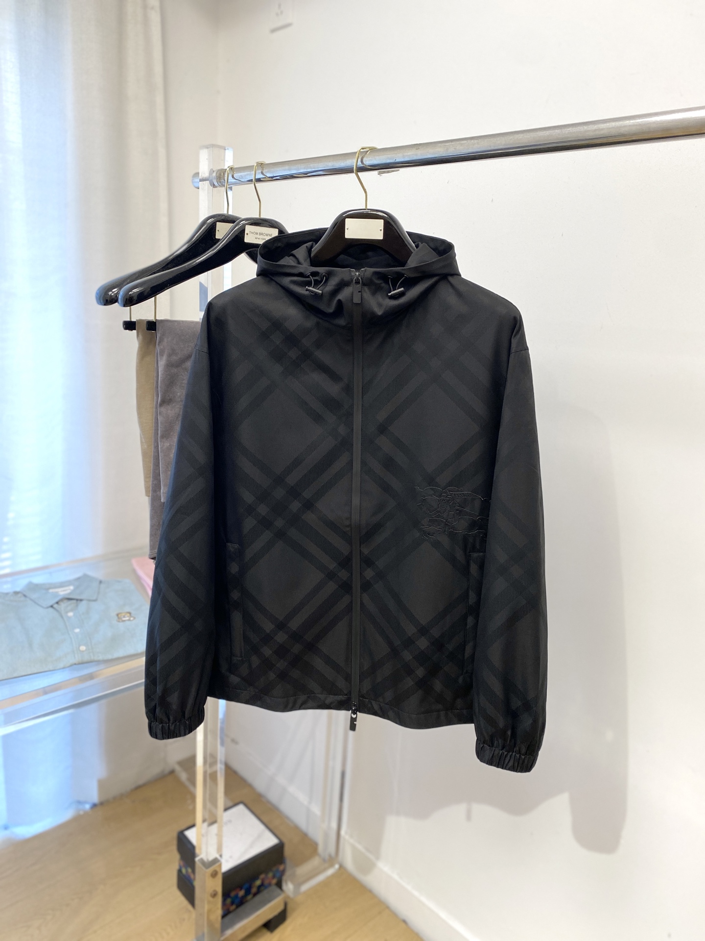 NO:523555,Burberry, 2025 new jacket jacket, fashionable and handsome, simple and versatile style, exquisite embroidery pattern logo under the clothes, customized original fabric, not only crisp, maintains the trendy silhouette, and is comfortable to wear, and the yarn is more delicate, the number M-3XL, burberry, jackets & coats, jackets & coats, alexander wang19860909巴宝莉、2025新品夹克外套,时尚帅气,简约百搭款,衣下精致刺绣图案logo,定制原版面料,不仅挺括,保持潮流的廓形,又穿着舒适,纱织更细腻,码数M-3XL,,burberry,jackets & coats,jackets & coats,alexander wang,Men's clothing