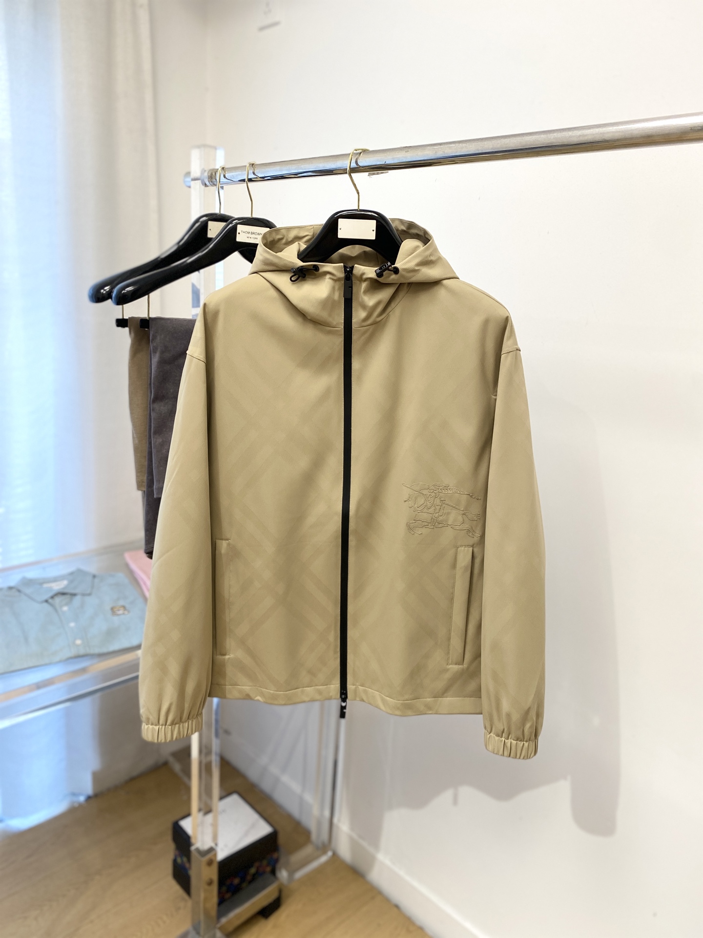 NO:571249,Burberry, 2025 new jacket, fashionable and handsome, simple and versatile, exquisite embroidery pattern logo on the bottom, customized original fabric, not only stiff, maintaining the trendy silhouette, but also comfortable to wear, the yarn is more delicate, size M-3XL,,burberry,jackets & coats,jackets & coats,alexander wang19860909巴宝莉、2025新品夹克外套,时尚帅气,简约百搭款,衣下精致刺绣图案logo,定制原版面料,不仅挺括,保持潮流的廓形,又穿着舒适,纱织更细腻,码数M-3XL,,burberry,jackets & coats,jackets & coats,alexander wang,Men's clothing