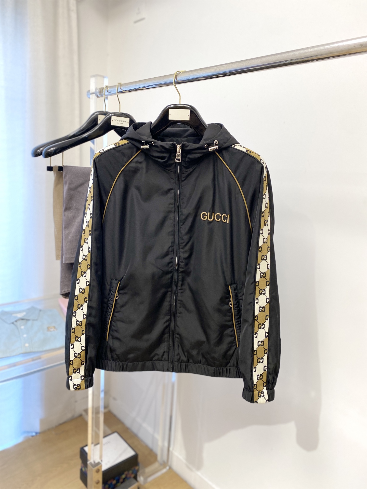 NO:567683,Gucci, 2025 new jacket, fashionable and handsome, simple and versatile, exquisite embroidered letter logo on the chest, customized original fabric, not only crisp and trendy silhouette, but also comfortable to wear, more delicate yarn weaving, size M-3XL,,jackets & coats,jackets & coats,alexander wang19860909古奇、2025新品夹克外套,时尚帅气,简约百搭款,胸前精致刺绣字母logo,定制原版面料,不仅挺括,保持潮流的廓形,又穿着舒适,纱织更细腻,码数M-3XL,,jackets & coats,jackets & coats,alexander wang,Men's clothing