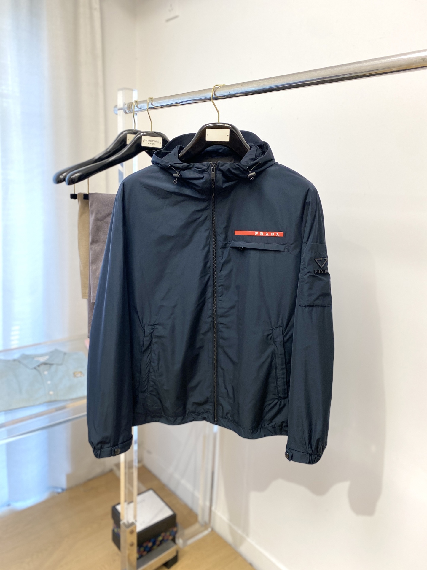 NO:523557,Prada, 2025 new jacket jacket, fashionable and handsome, simple and versatile style, chest embroidery decorative letter logo, customized original fabric, not only crisp, maintains the trendy silhouette, and is comfortable to wear, the yarn weaving is more delicate, the number M-3XL, prada, jackets & coats, jackets & coats, alexander wang19860909普拉达、2025新品夹克外套,时尚帅气,简约百搭款,胸前刺绣装饰字母logo,定制原版面料,不仅挺括,保持潮流的廓形,又穿着舒适,纱织更细腻,码数M-3XL,,prada,jackets & coats,jackets & coats,alexander wang,Men's clothing