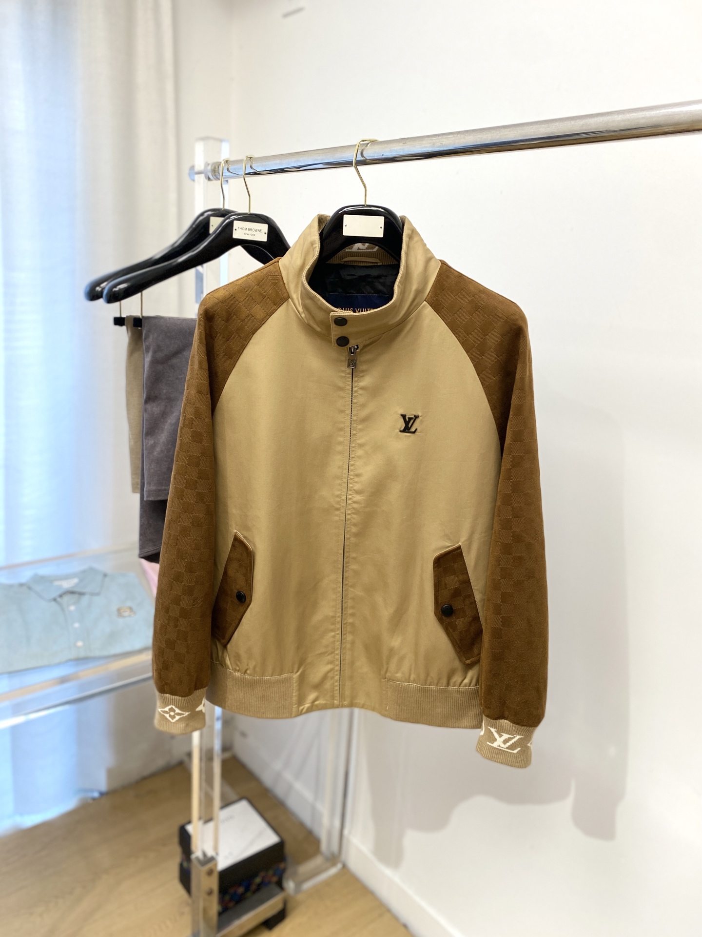 NO:524178,y Louis Vuitton, new jacket, fashionable and handsome, simple and versatile style, chest hardware decorative letter logo, customized original fabric, not only crisp, maintains the trendy silhouette, and is comfortable to wear, the yarn weaving is more delicate, the number M-3XL, louis vuitton, jackets & coats, jackets & coats, alexander wang19860909y路易威登、新品夹克外套,时尚帅气,简约百搭款,胸前五金装饰字母logo,定制原版面料,不仅挺括,保持潮流的廓形,又穿着舒适,纱织更细腻,码数M-3XL,,louis vuitton,jackets & coats,jackets & coats,alexander wang,Men's clothing