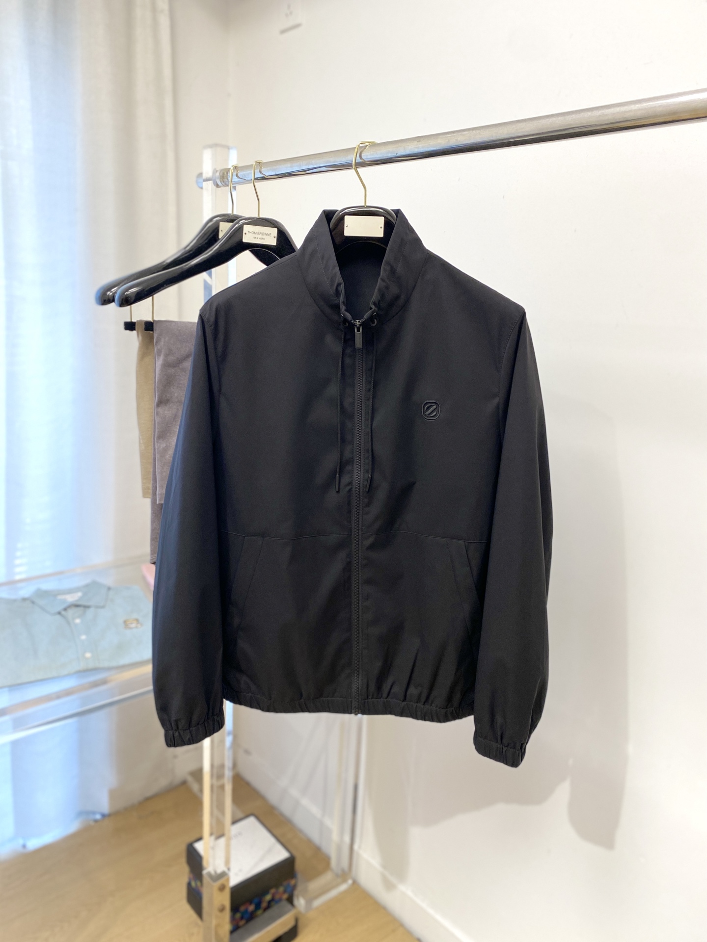 NO:567681,Zegna, 2025 new jacket, fashionable and handsome, simple and versatile, exquisite embroidered letter logo on the chest, customized original fabric, not only crisp and trendy silhouette, but also comfortable to wear, more delicate yarn weaving, size M-3XL,,zegna,jackets & coats,jackets & coats,alexander wang19860909杰尼亚、2025新品夹克外套,时尚帅气,简约百搭款,胸前精致刺绣字母logo,定制原版面料,不仅挺括,保持潮流的廓形,又穿着舒适,纱织更细腻,码数M-3XL,,zegna,jackets & coats,jackets & coats,alexander wang,Men's clothing