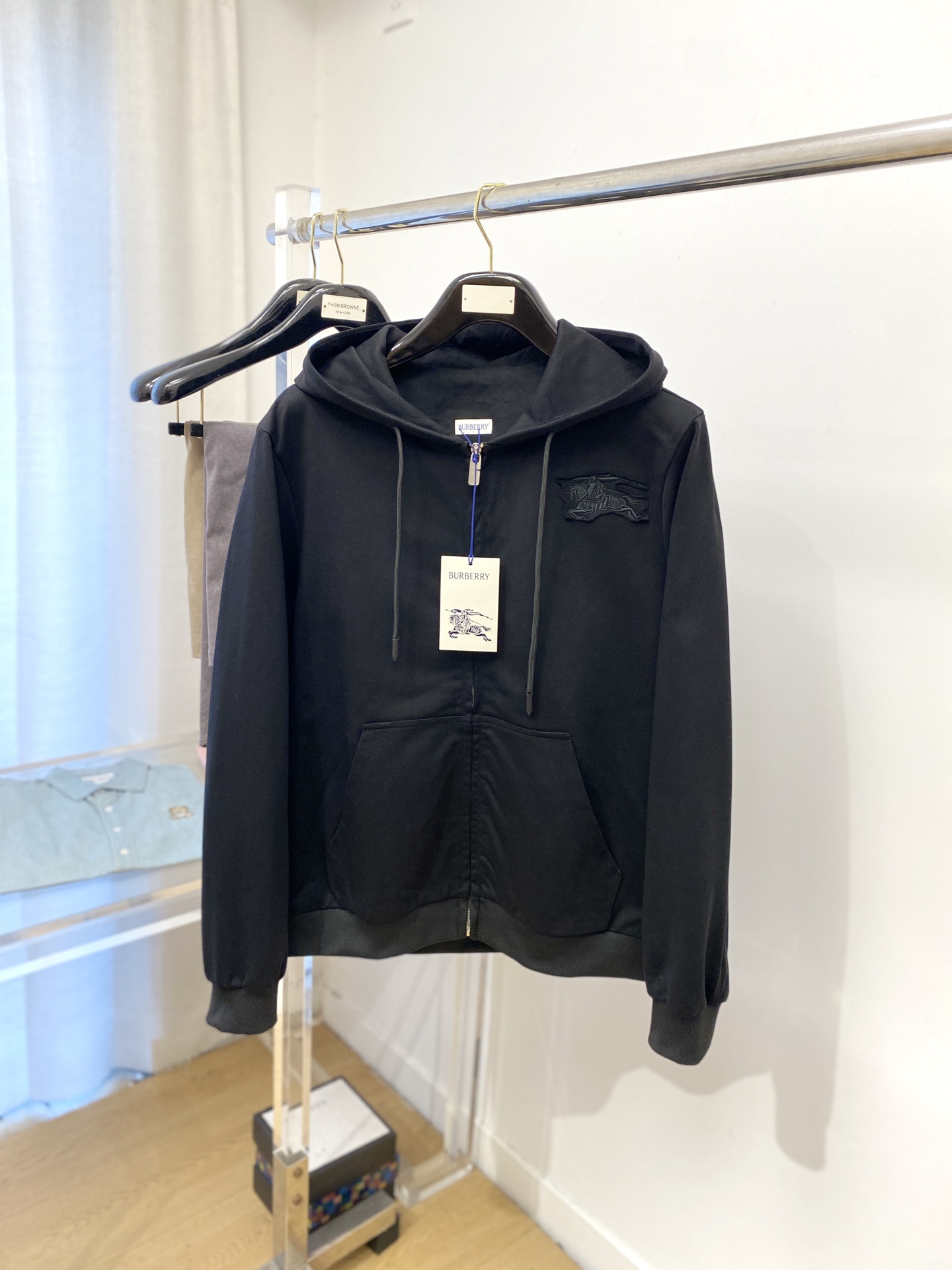 NO:525697,Burberry, new jacket, fashionable and handsome, simple and versatile style, exquisite embroidery pattern logo on the chest, customized original fabric, not only crisp, maintains the trendy silhouette, and is comfortable to wear, and the yarn is more delicate, the number M-3XL, burberry, jackets & coats, jackets & coats, alexander wang19860909巴宝莉、新品夹克外套,时尚帅气,简约百搭款,胸前精致刺绣图案logo,定制原版面料,不仅挺括,保持潮流的廓形,又穿着舒适,纱织更细腻,码数M-3XL,,burberry,jackets & coats,jackets & coats,alexander wang,Men's clothing