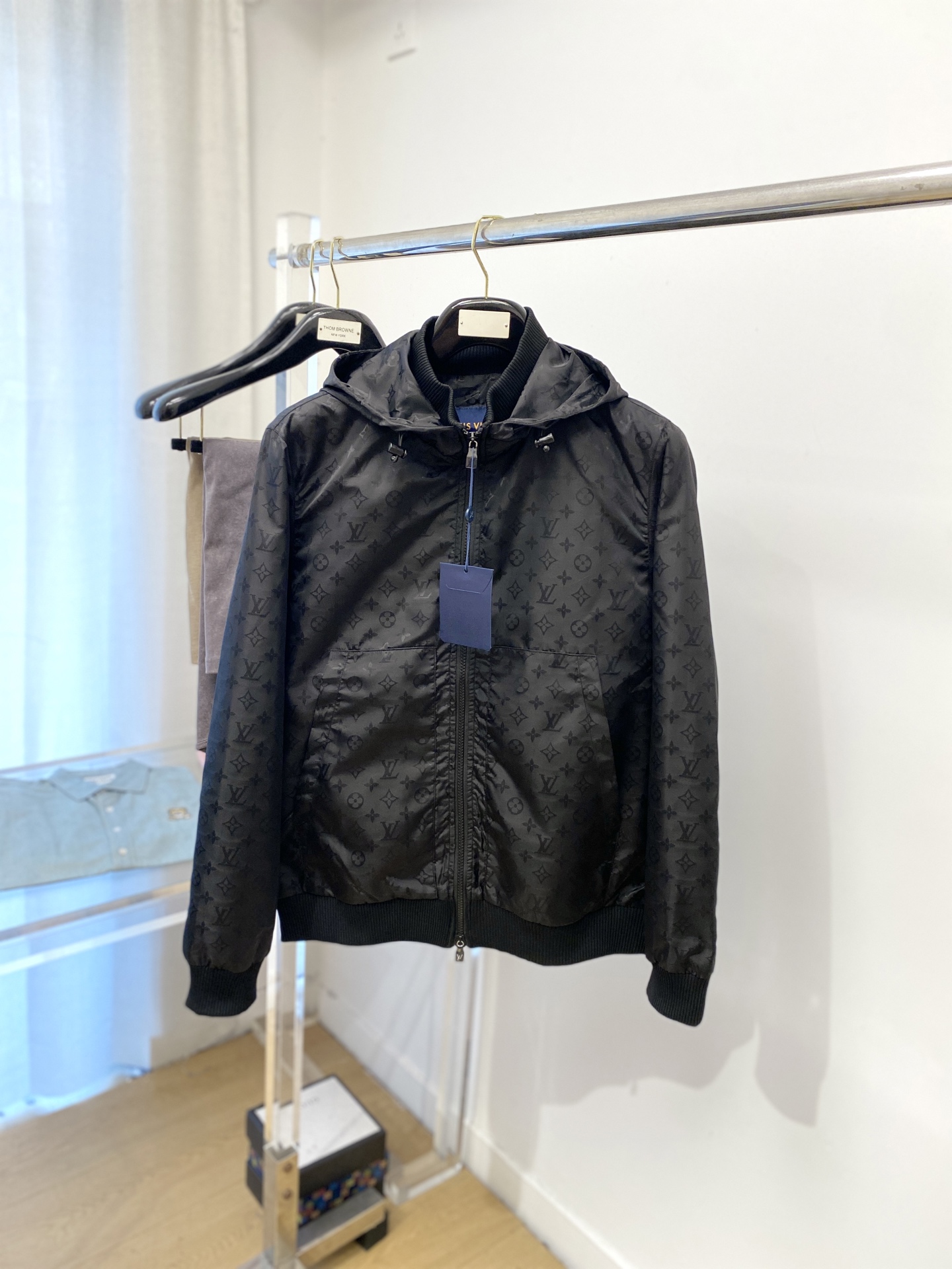 NO:523565,Louis Vuitton, 2025 new jacket jacket, fashionable and handsome, simple and versatile, top digital positioning and fixed pattern letter logo, customized original fabric, not only crisp, maintains the trendy silhouette, and is comfortable to wear, and the yarn is more delicate, code number M-3XL, louis vuitton, jackets & coats, jackets & coats, alexander wang19860909路易威登、2025新品夹克外套,时尚帅气,简约百搭款,顶级数码定位定织图案字母logo,定制原版面料,不仅挺括,保持潮流的廓形,又穿着舒适,纱织更细腻,码数M-3XL,,louis vuitton,jackets & coats,jackets & coats,alexander wang,Men's clothing