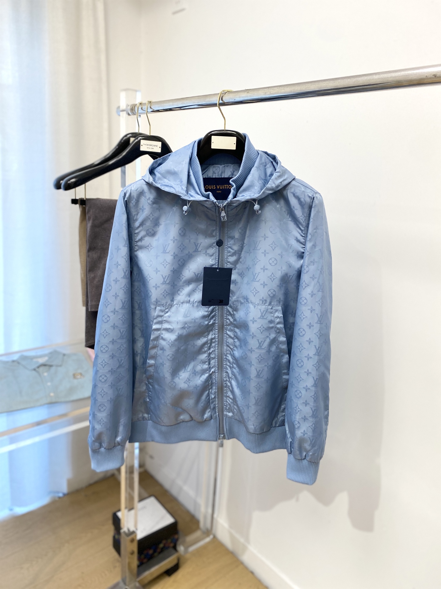 NO:523552,Louis Vuitton, 2025 new jacket jacket, fashionable and handsome, simple and versatile, top digital positioning and fixed pattern letter logo, customized original fabric, not only crisp, maintains the trendy silhouette, and is comfortable to wear, and the yarn is more delicate, code number M-3XL, louis vuitton, jackets & coats, jackets & coats, alexander wang19860909路易威登、2025新品夹克外套,时尚帅气,简约百搭款,顶级数码定位定织图案字母logo,定制原版面料,不仅挺括,保持潮流的廓形,又穿着舒适,纱织更细腻,码数M-3XL,,louis vuitton,jackets & coats,jackets & coats,alexander wang,Men's clothing