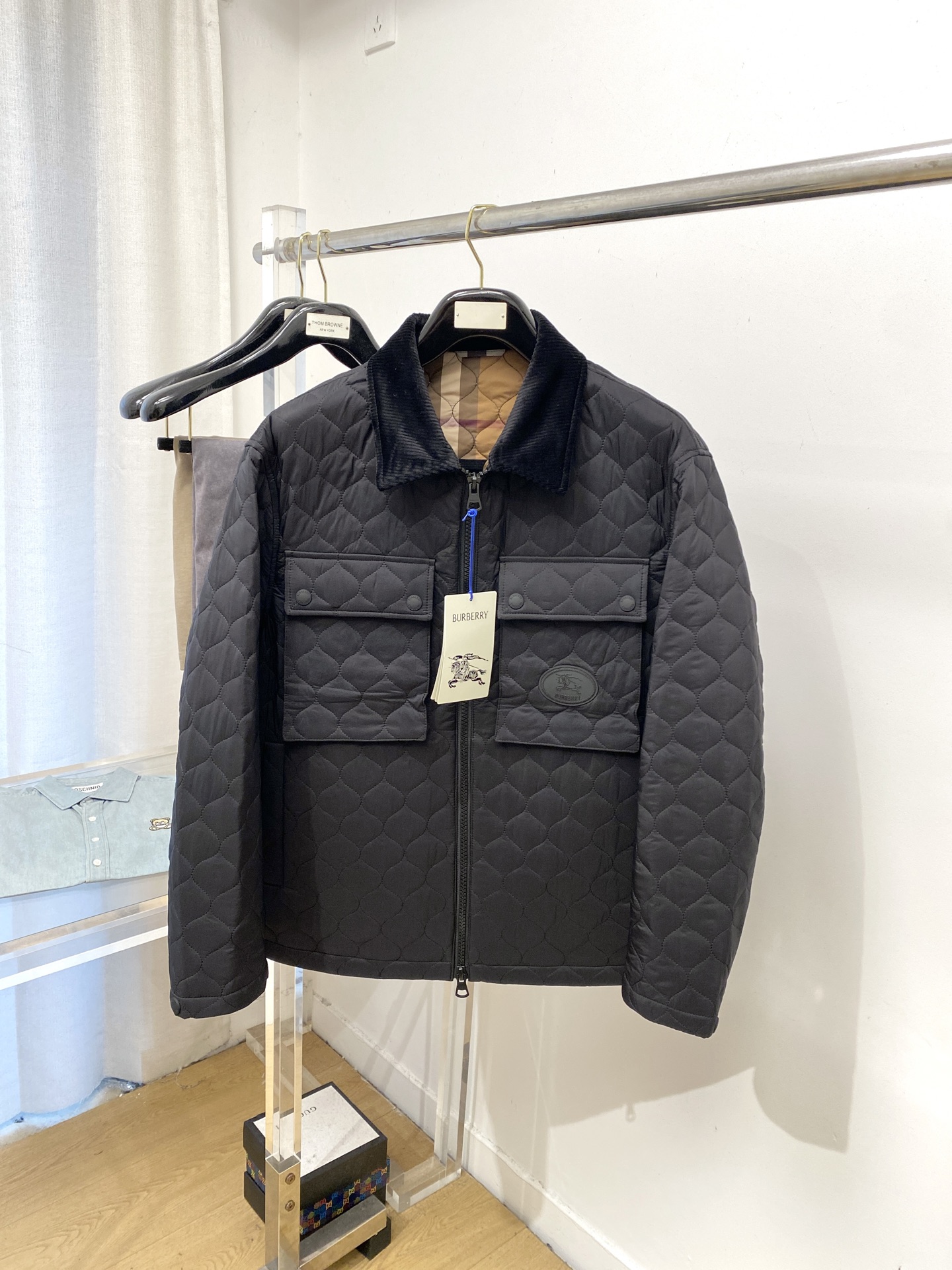 NO:567674,Burberry, 2025 new velvet jacket, fashionable and handsome, simple and versatile, embroidered logo on the chest, customized original fabric, not only stiff and maintain the trendy silhouette, but also comfortable to wear, the yarn is more delicate, size M-3XL,,burberry,jackets & coats,jackets & coats,alexander wang19860909巴宝莉、2025新品加绒夹克外套,时尚帅气,简约百搭款,胸前刺绣装饰图案logo,定制原版面料,不仅挺括,保持潮流的廓形,又穿着舒适,纱织更细腻,码数M-3XL,,burberry,jackets & coats,jackets & coats,alexander wang,Men's clothing