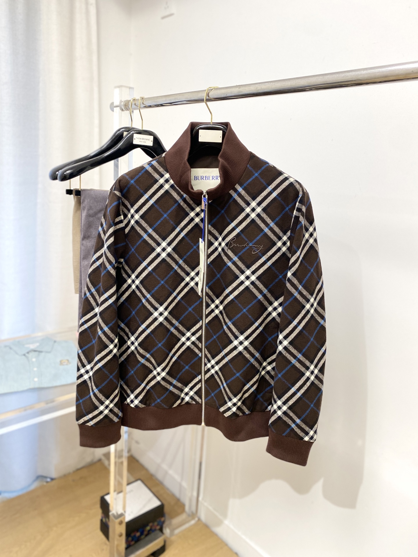 NO:523561,Burberry, 2025 new jacket jacket, fashionable and handsome, simple and versatile style, exquisite embroidered letter logo on the chest, customized original fabric, not only crisp, maintains the trendy silhouette, and is comfortable to wear, and the yarn is more delicate, the number M-3XL, burberry, jackets & coats, jackets & coats, alexander wang19860909巴宝莉、2025新品夹克外套,时尚帅气,简约百搭款,胸前精致刺绣字母logo,定制原版面料,不仅挺括,保持潮流的廓形,又穿着舒适,纱织更细腻,码数M-3XL,,burberry,jackets & coats,jackets & coats,alexander wang,Men's clothing