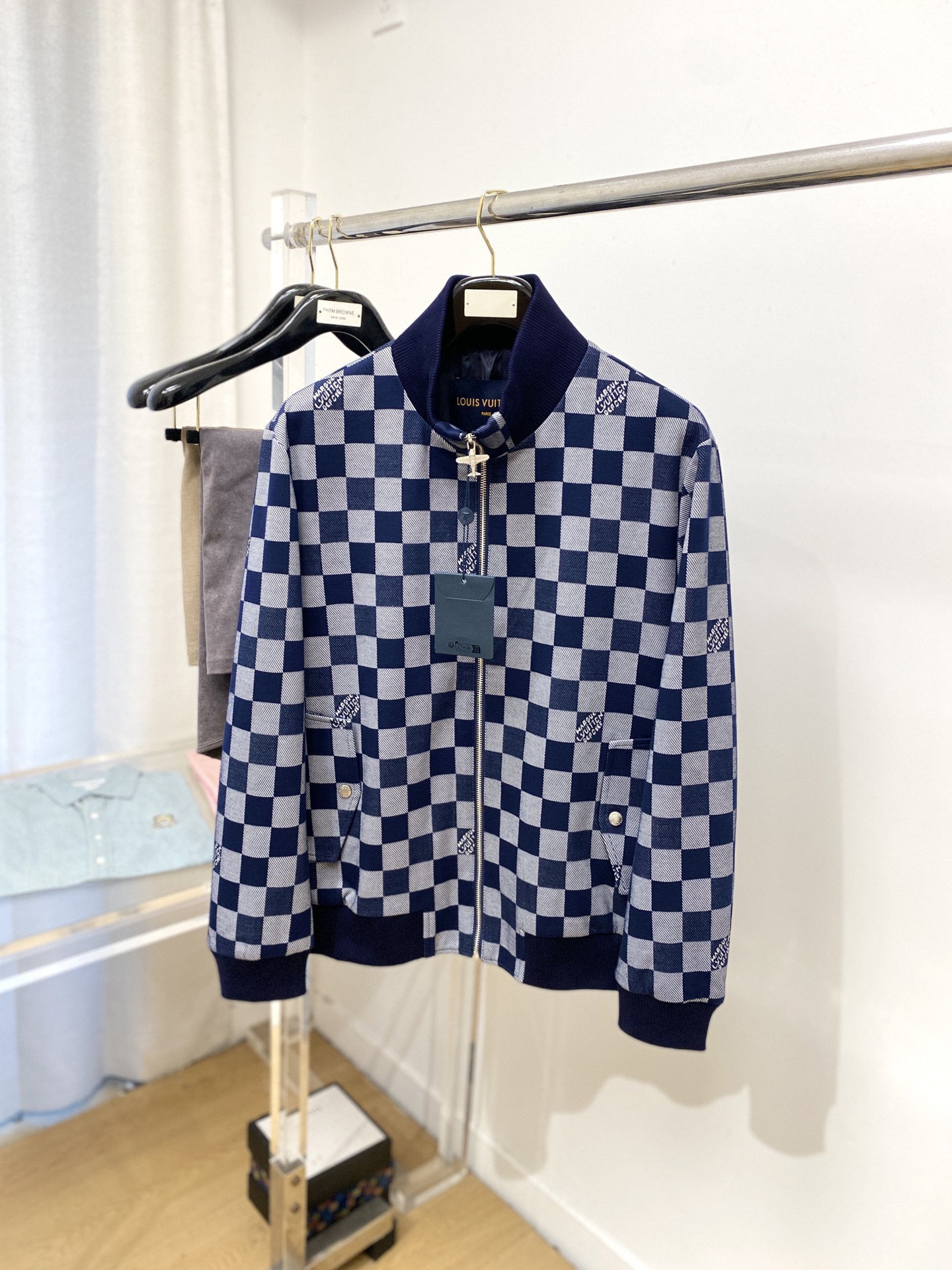 NO:523563,Louis Vuitton, 2025 new jacket jacket, fashionable and handsome, simple and versatile, original hardware and accessories logo, customized original fabric, not only crisp, maintains the trendy silhouette, and is comfortable to wear, and the yarn is more delicate, the number M-3XL, louis vuitton, jackets & coats, jackets & coats, alexander wang19860909路易威登、2025新品夹克外套,时尚帅气,简约百搭款,原版五金辅料logo,定制原版面料,不仅挺括,保持潮流的廓形,又穿着舒适,纱织更细腻,码数M-3XL,,louis vuitton,jackets & coats,jackets & coats,alexander wang,Men's clothing